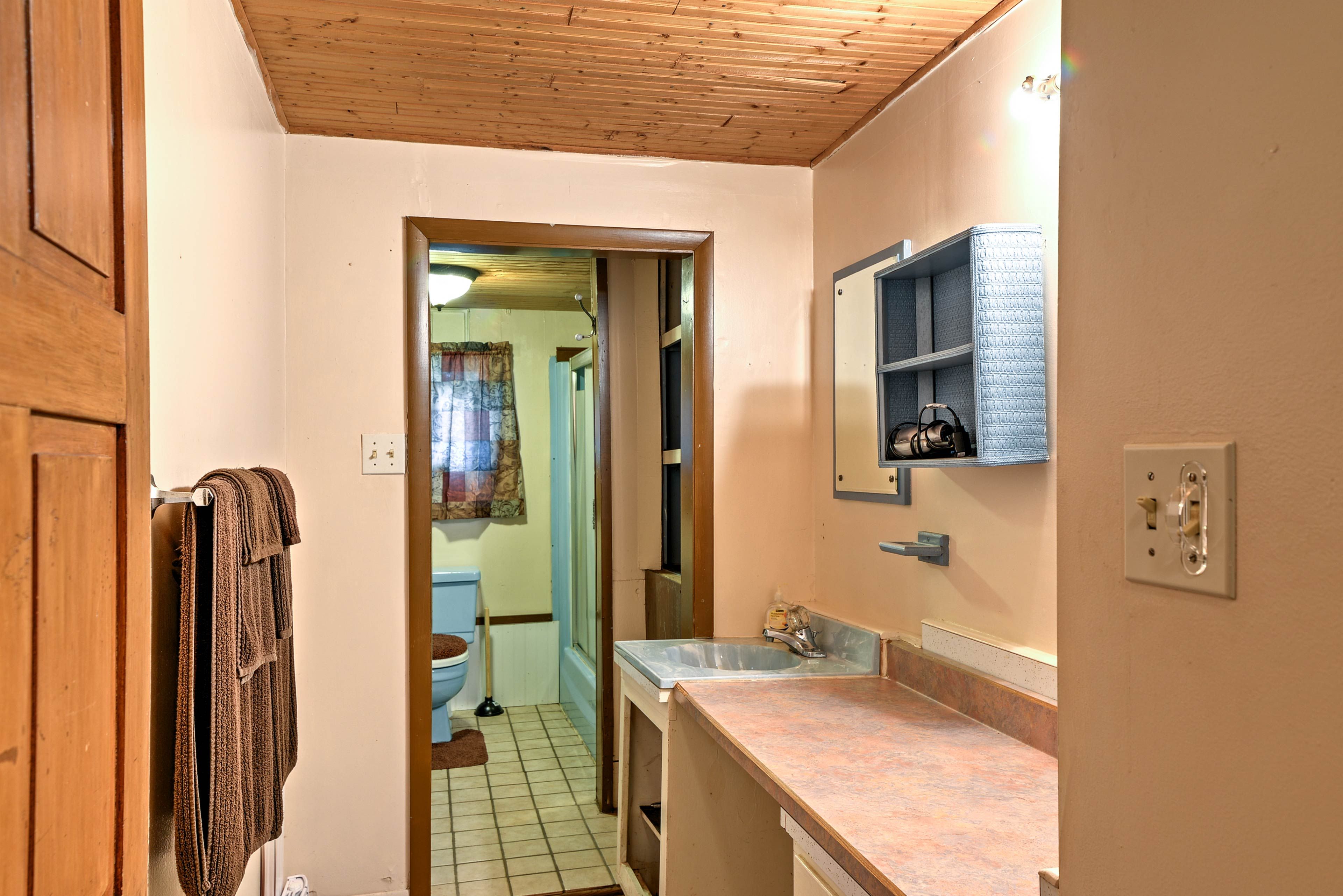 Full Bathroom | Towels & Linens Provided