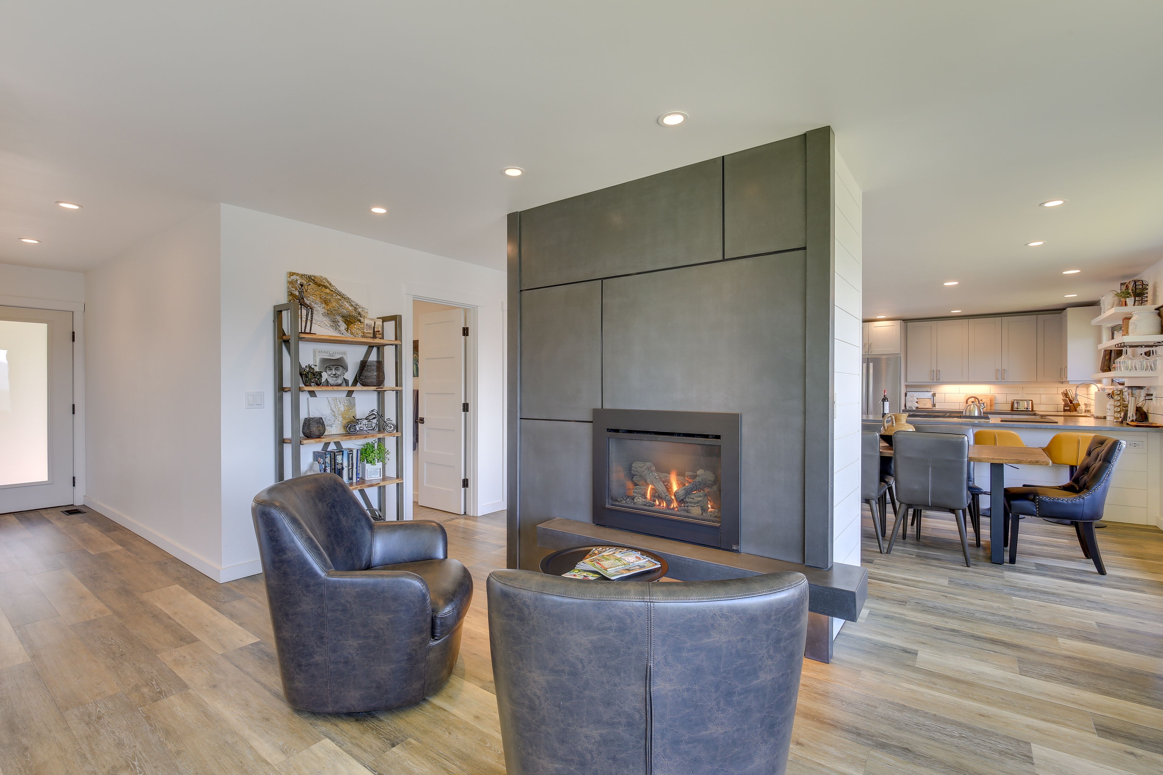 Living Area | Fireplace | Free WiFi