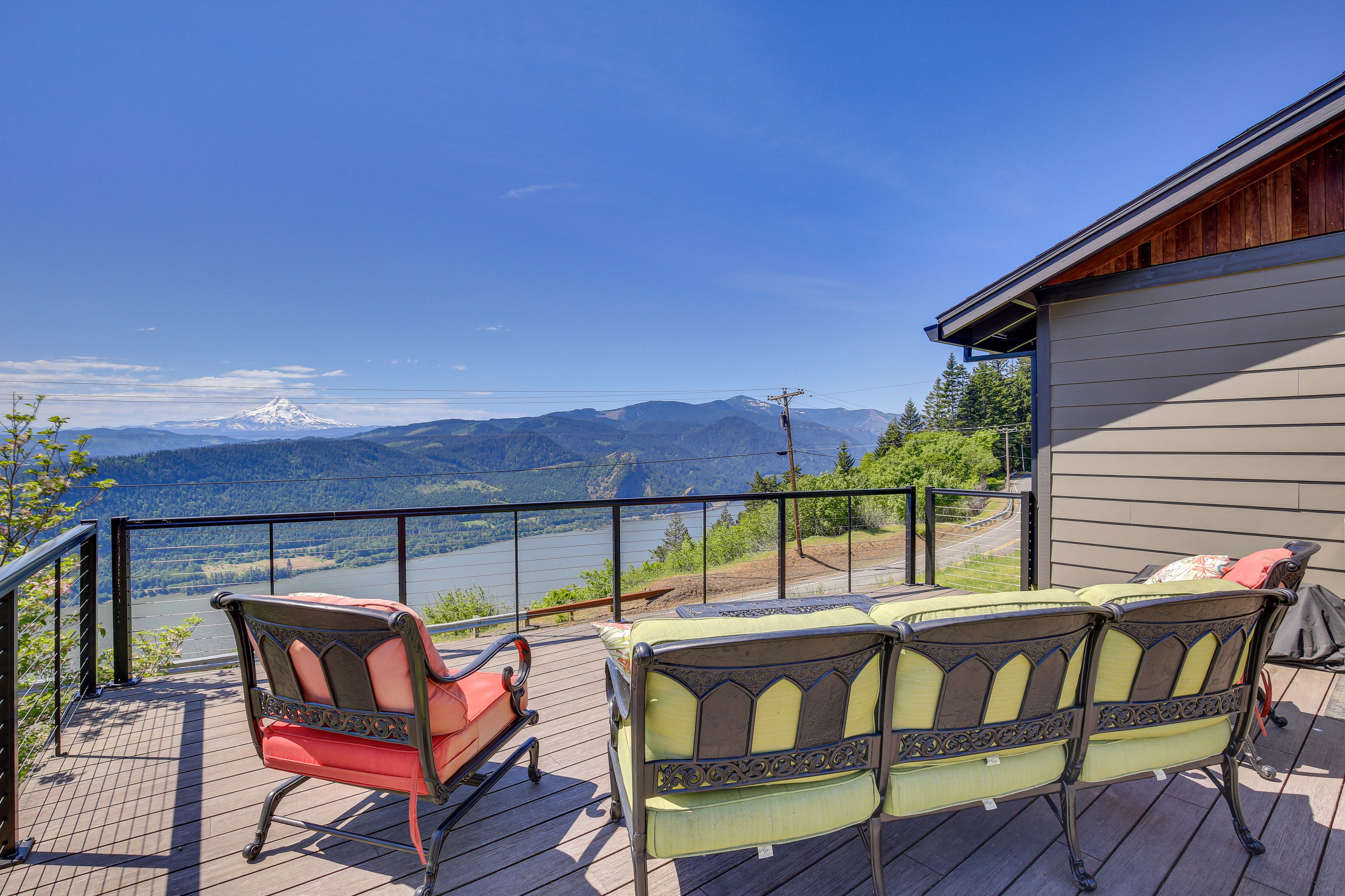 Underwood Vacation Rental | 5BR | 3BA | 2,855 Sq Ft | Stairs Required
