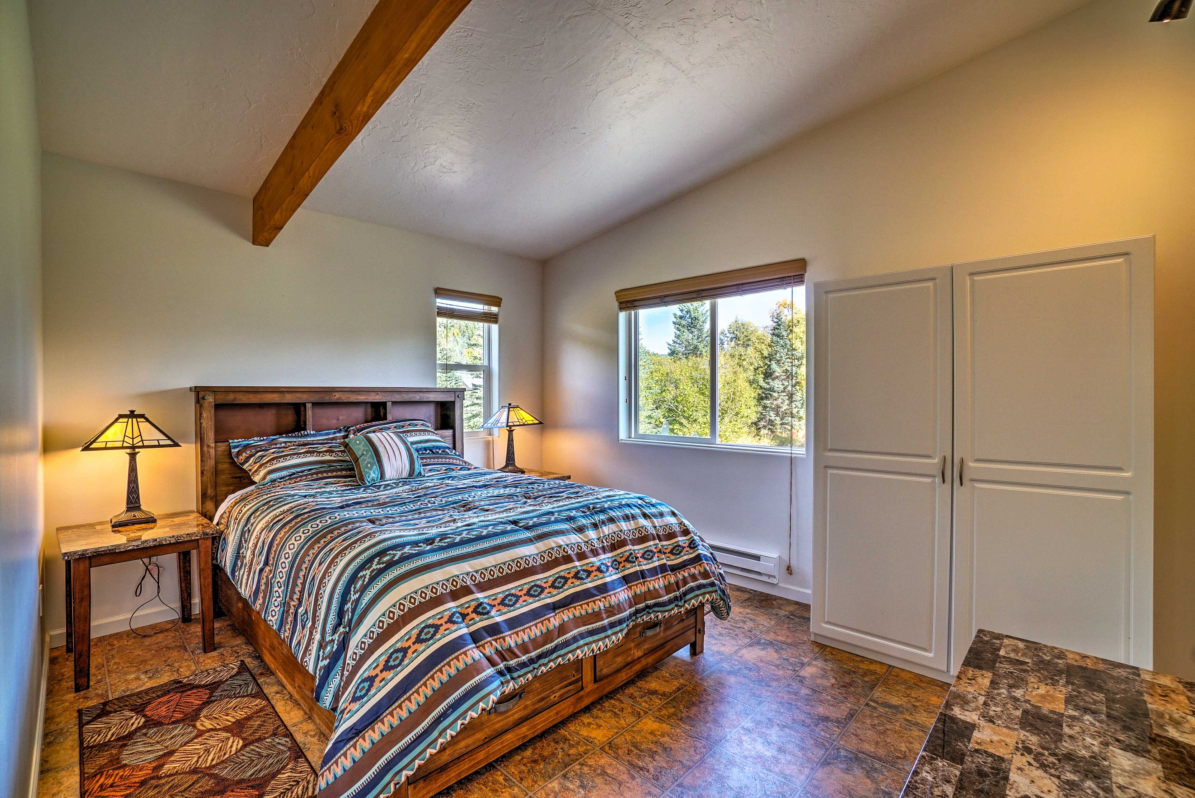 Bedroom 1 | Queen Bed