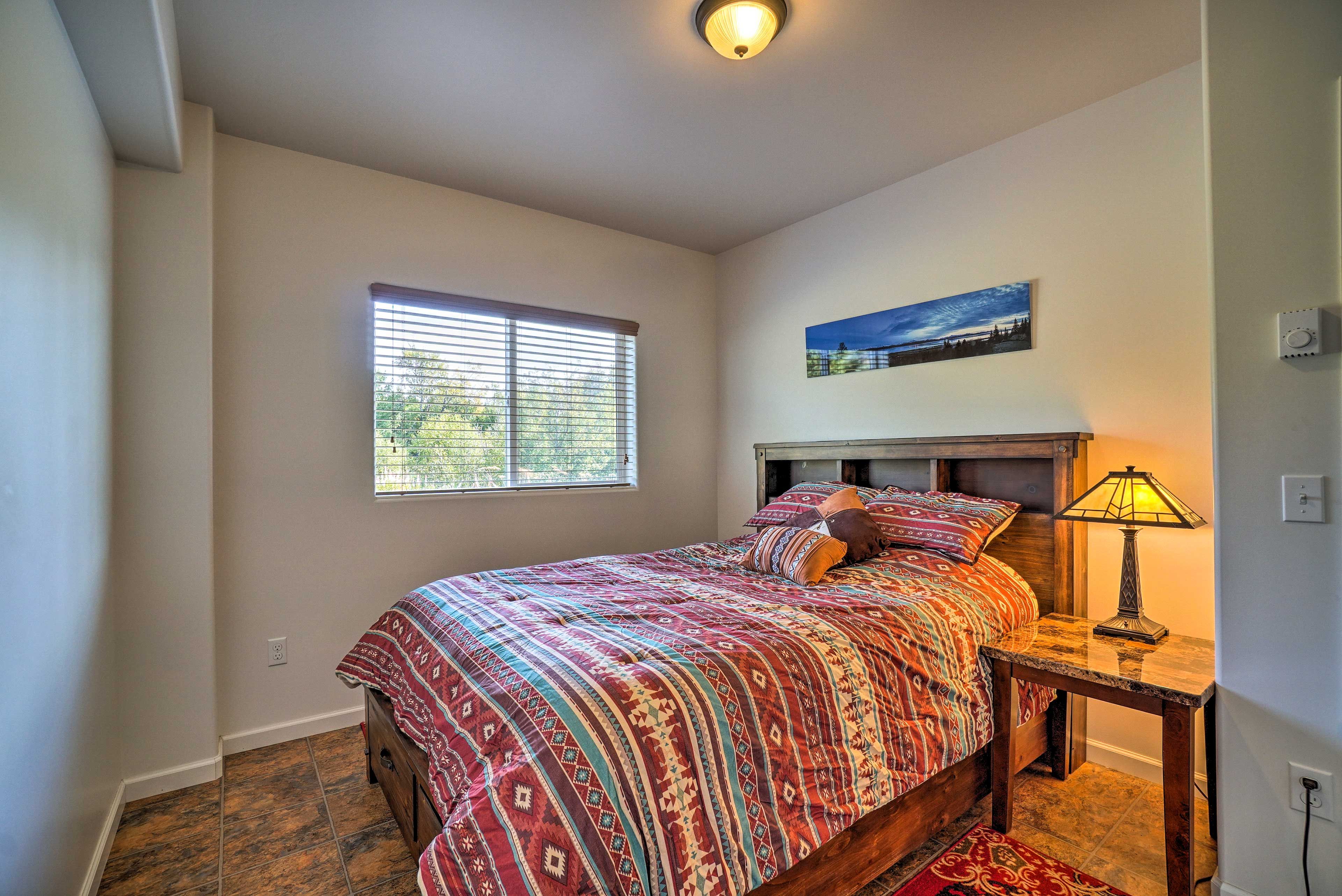 Bedroom 1 | Queen Bed