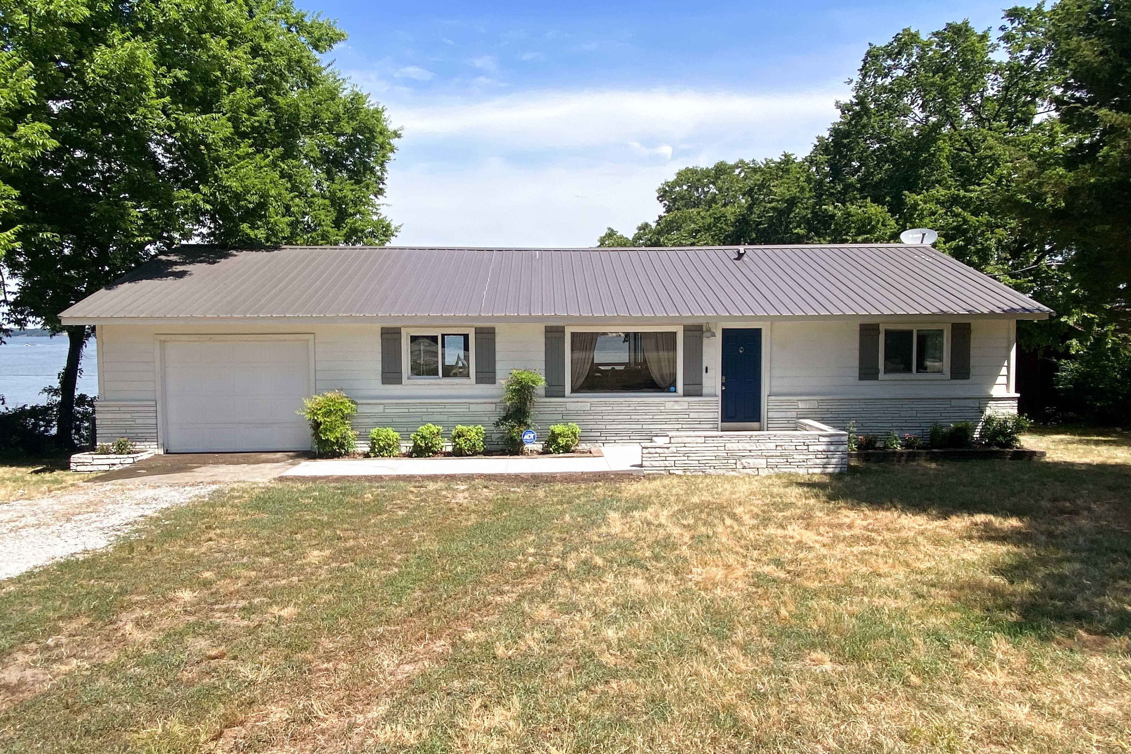 Home Exterior | Driveway Parking