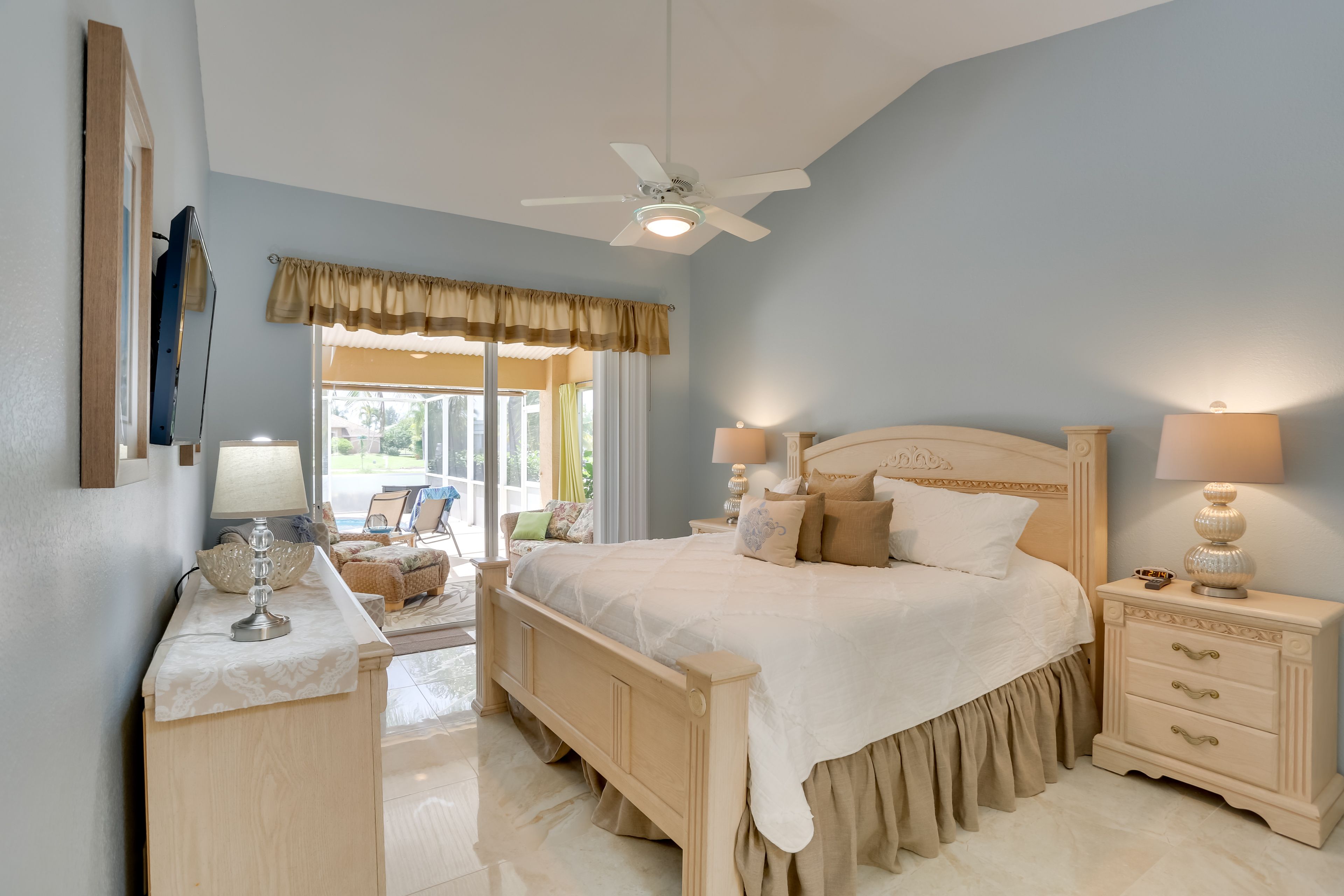 Bedroom 1 | King Bed