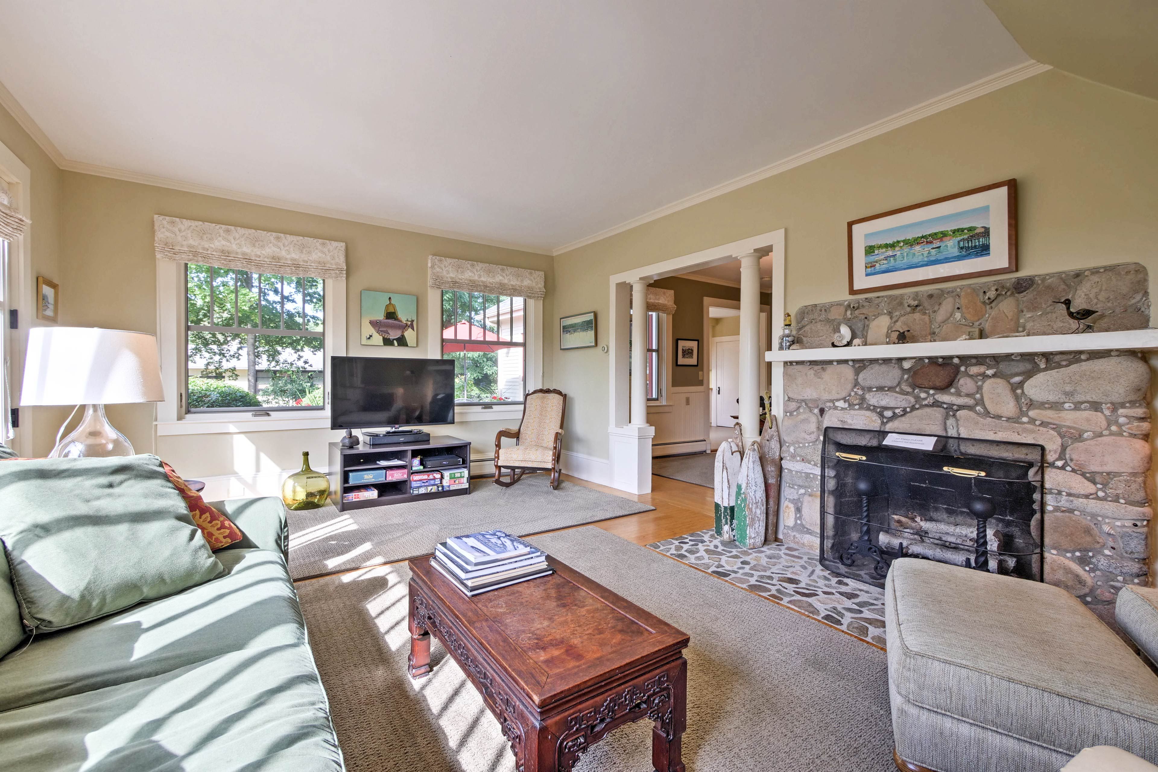 Living Room | Cable TV | Central A/C & Heating | Free WiFi | Fireplace