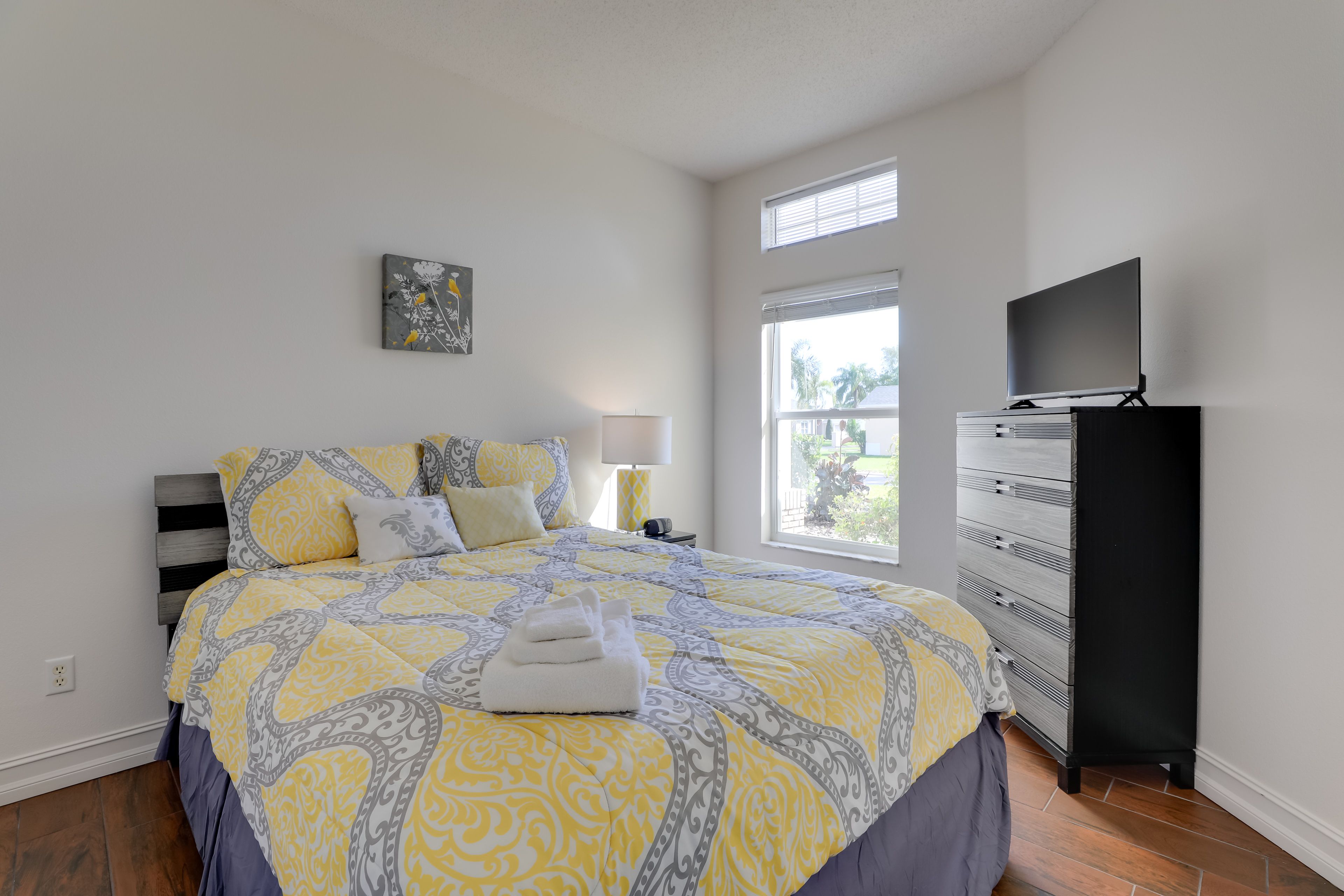 Bedroom 2 | Full Bed | Smart TV