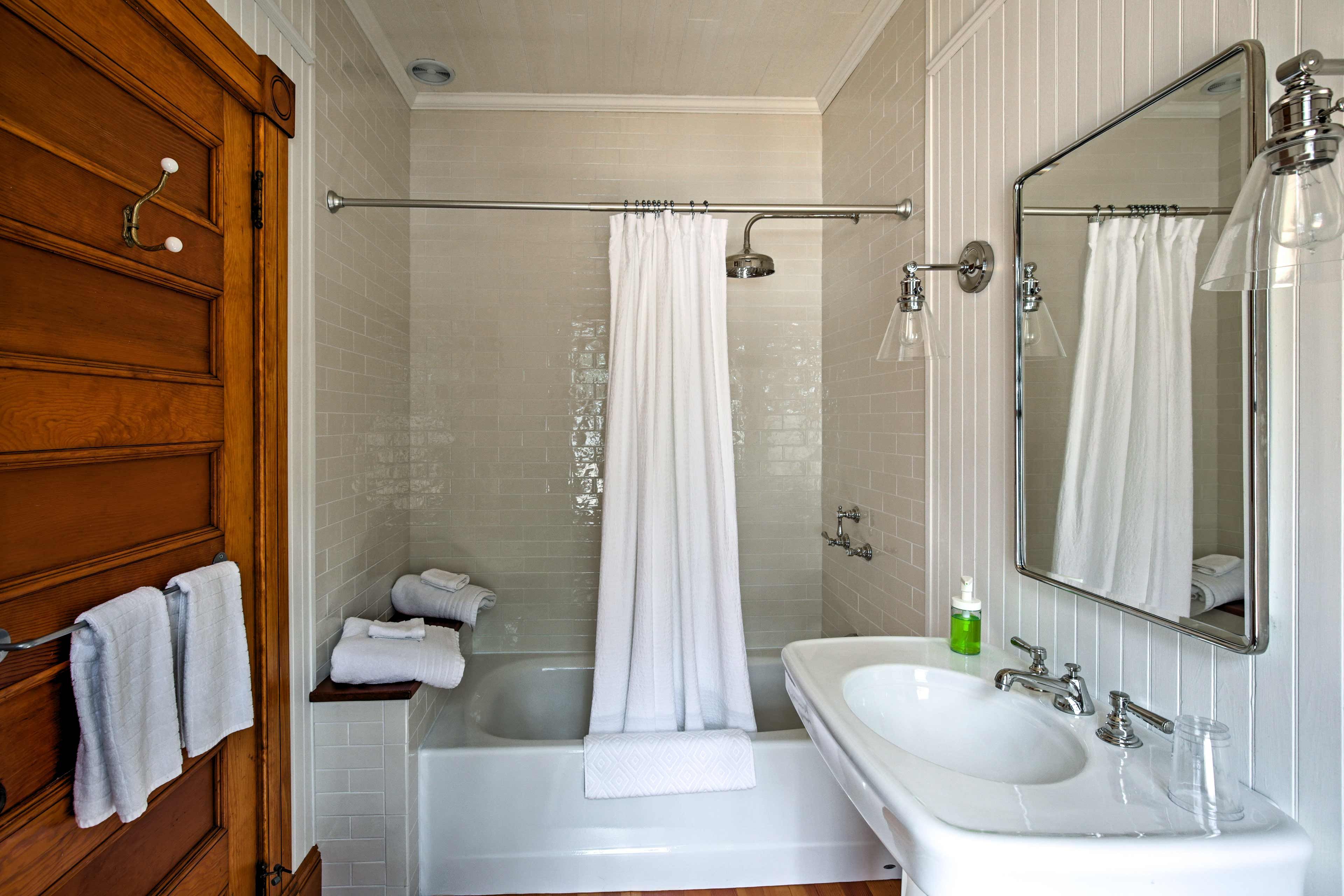 The en-suite bathroom is a full.