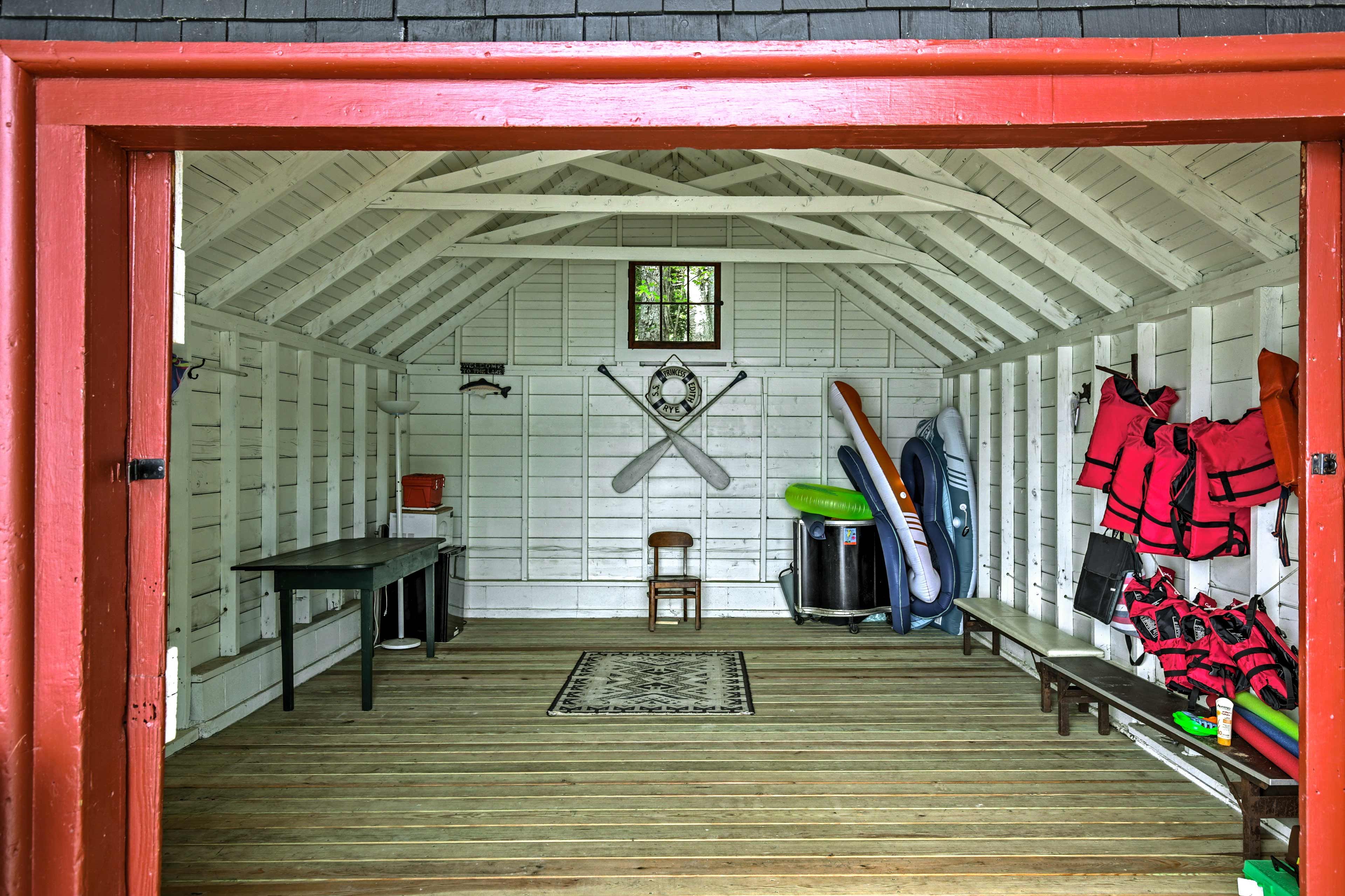 Everything you need for a lakefront getaway.