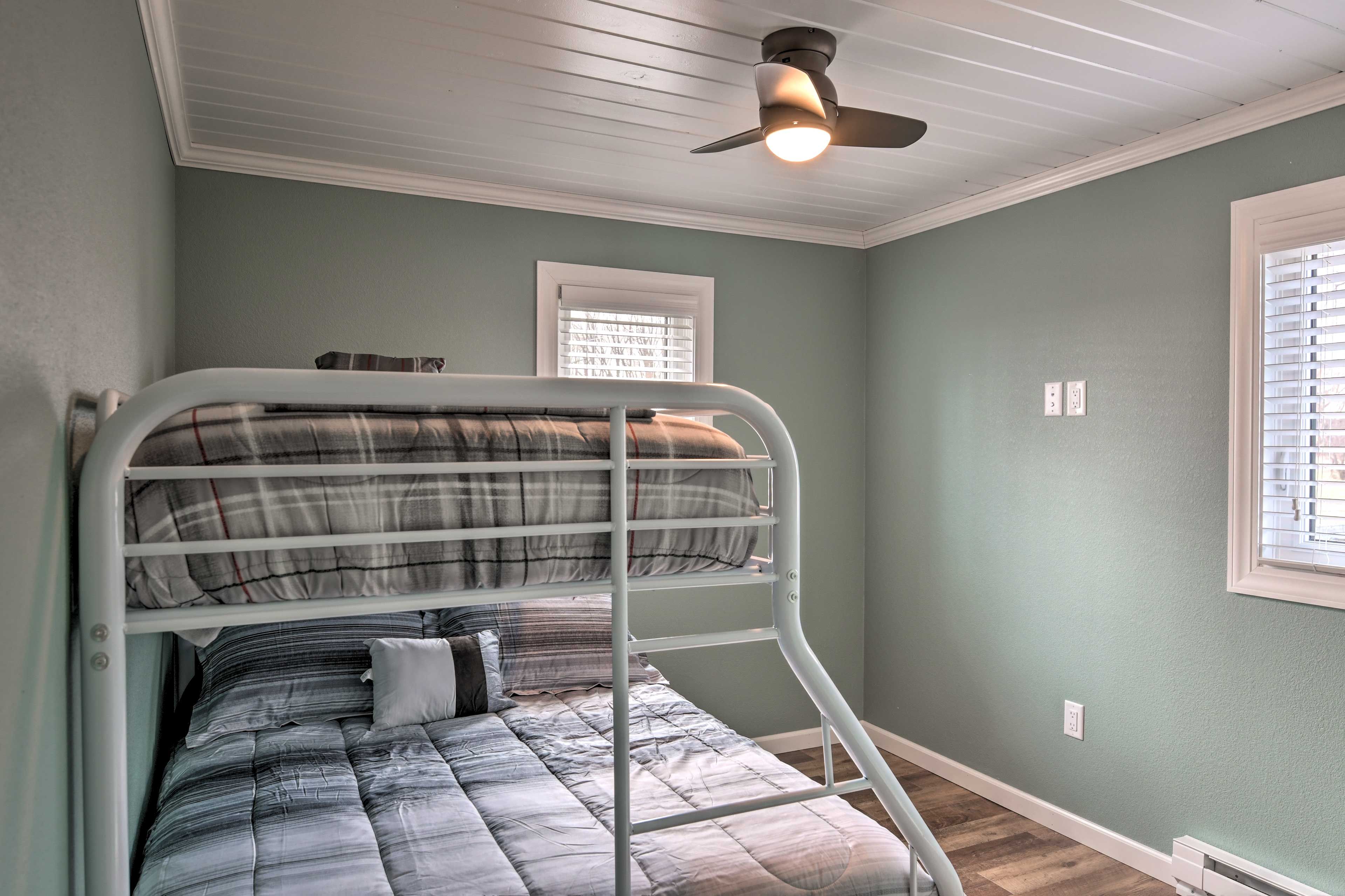 Bedroom 2 | Twin/Full Bunk Bed