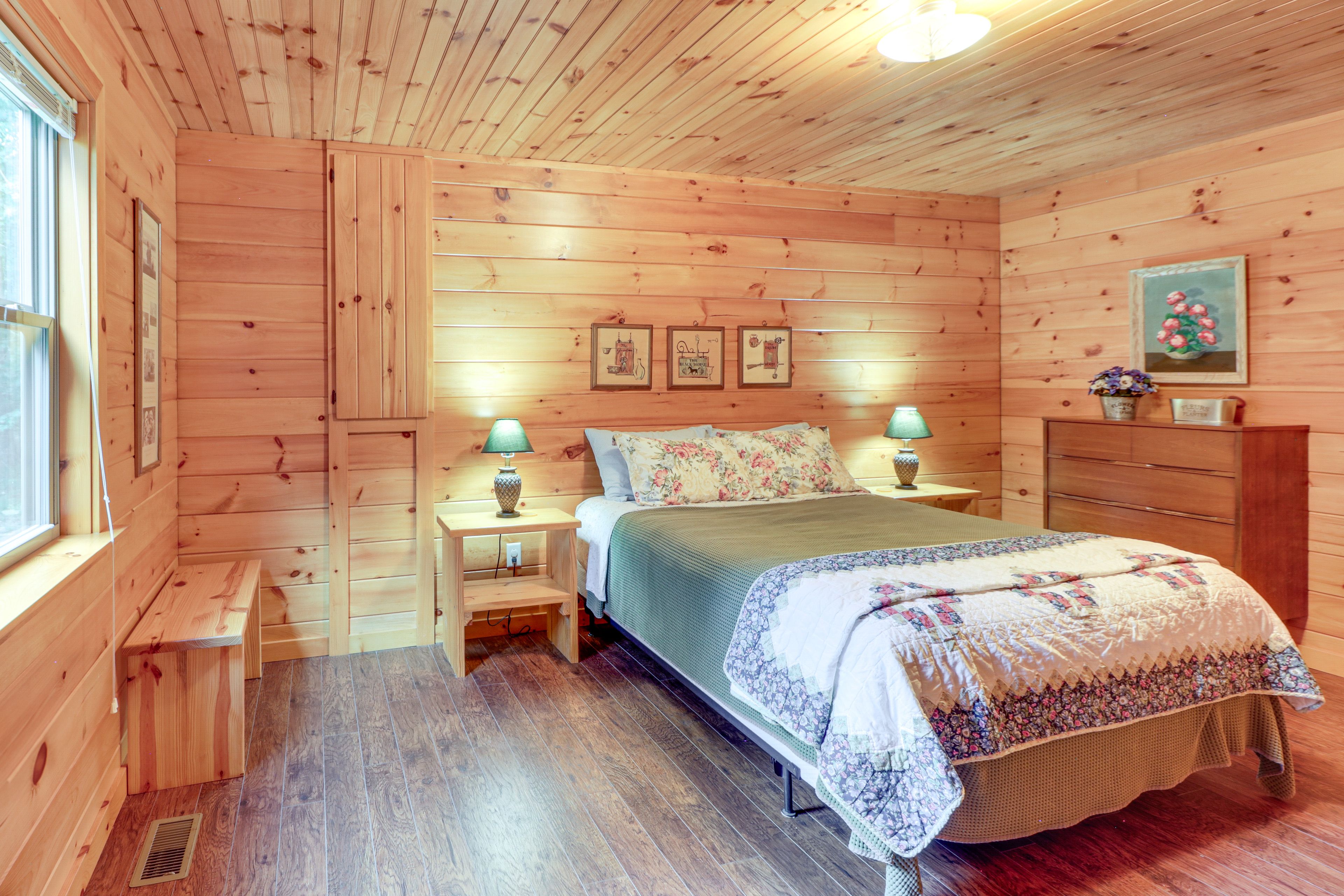 Bedroom 1 | Queen Bed