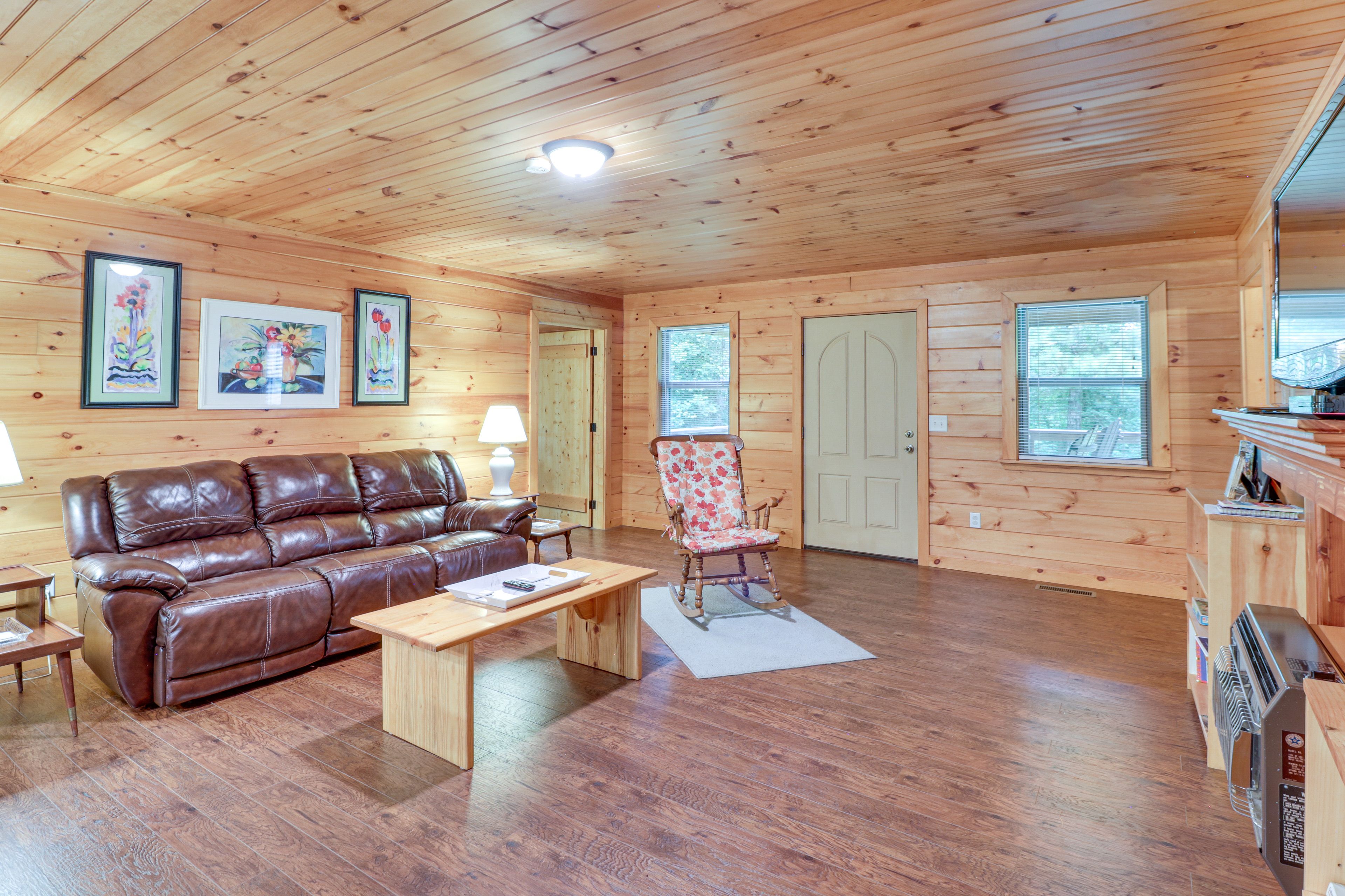 Living Room | Flat-Screen TV | Free WiFi | A/C & Heating