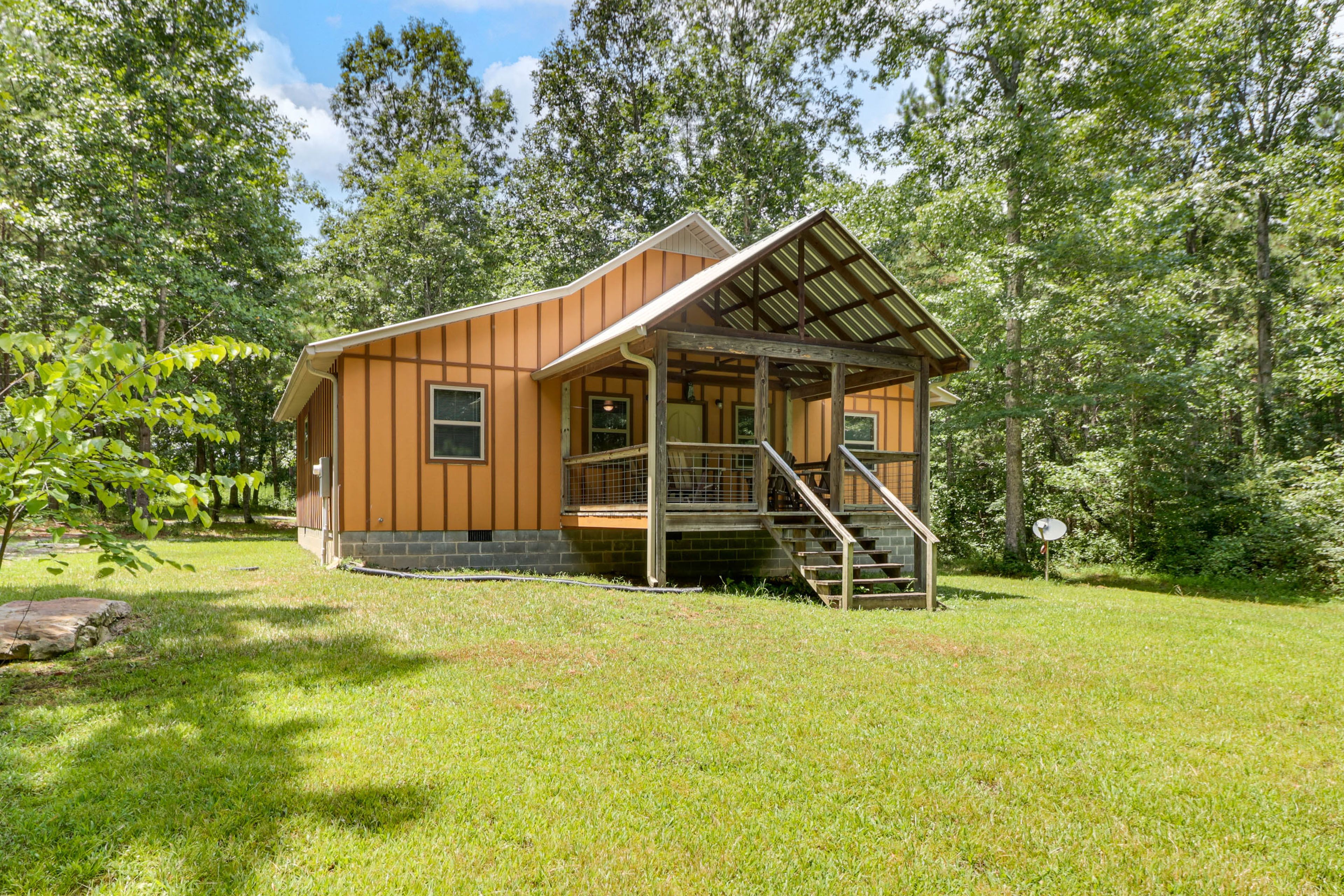 Fort Payne Vacation Rental | 2BR | 2BA | 1,200 Sq Ft | Stairs Required