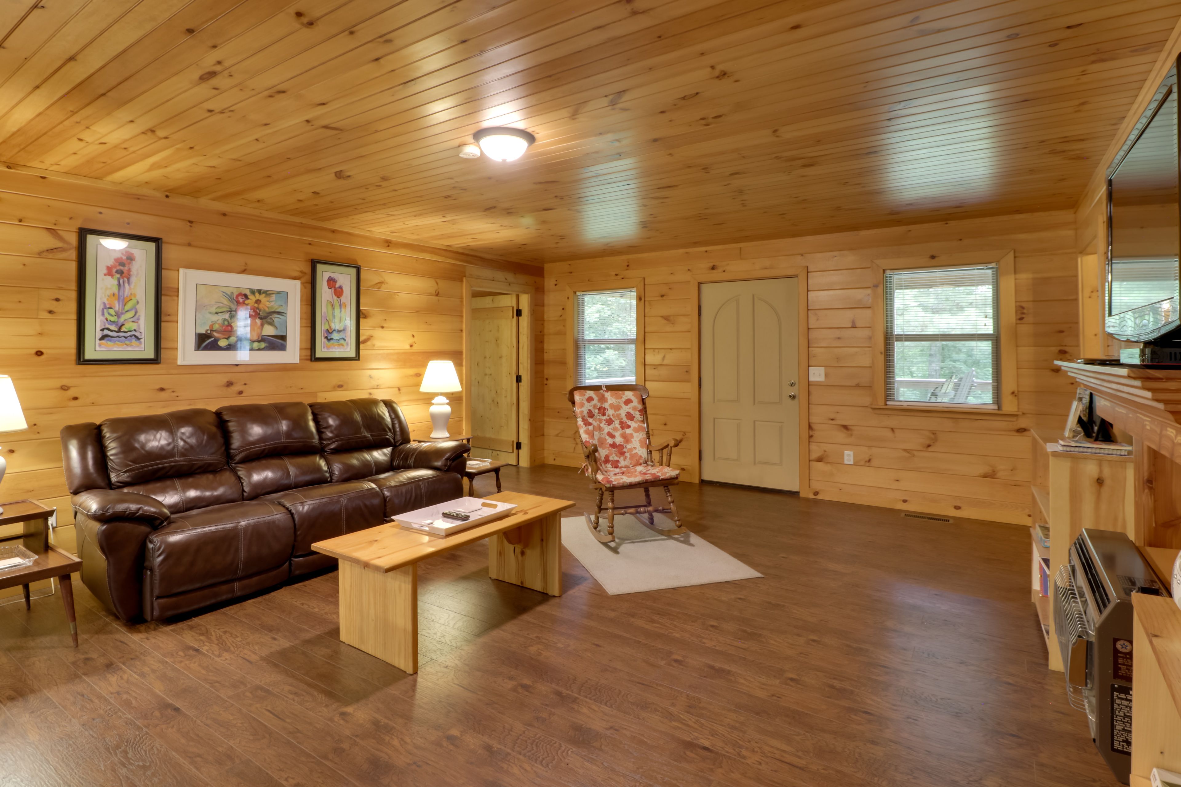 Living Room | Flat-Screen TV | Free WiFi | A/C & Heating