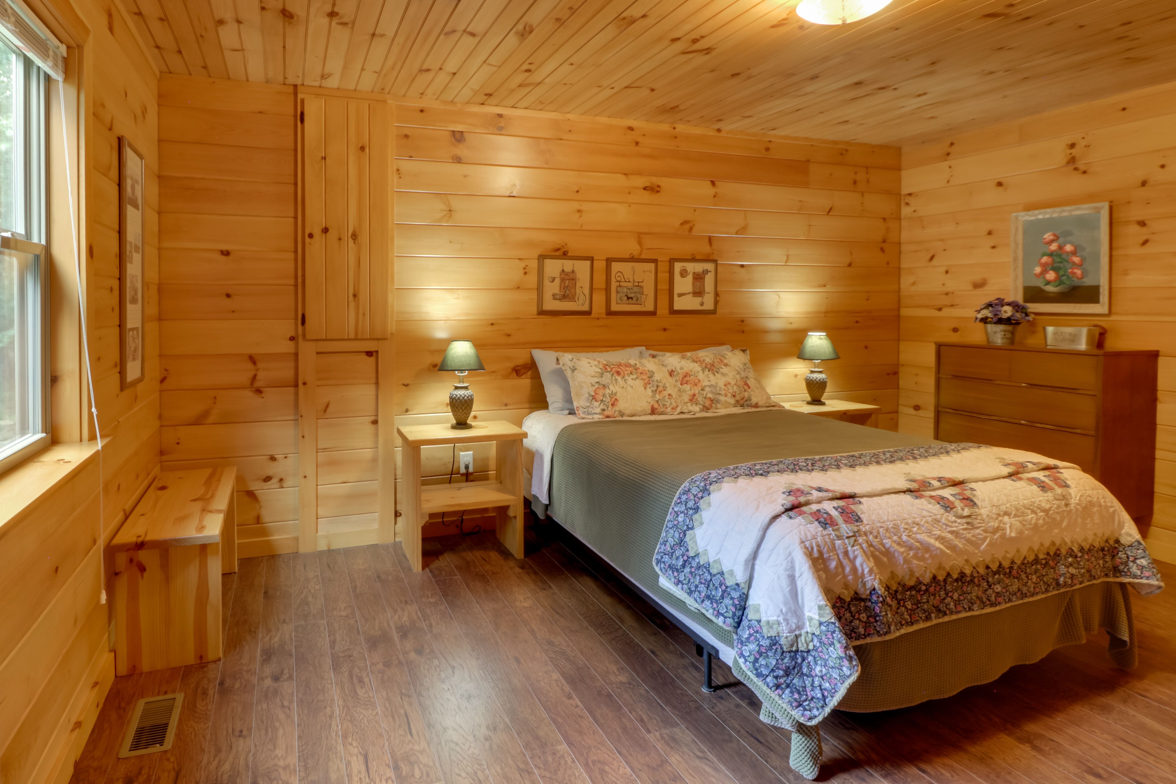 Bedroom 1 | Queen Bed