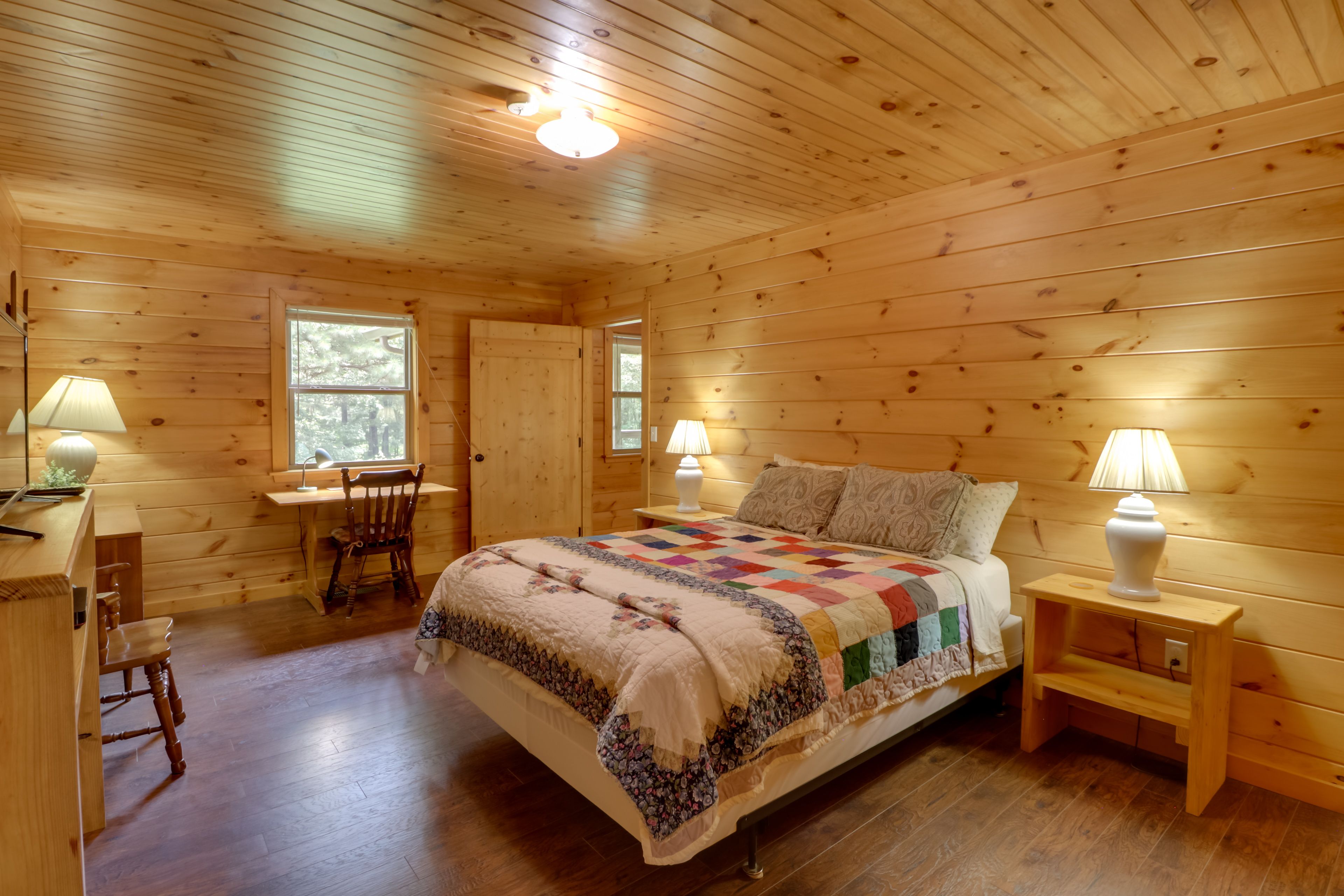 Bedroom 2 | Queen Bed