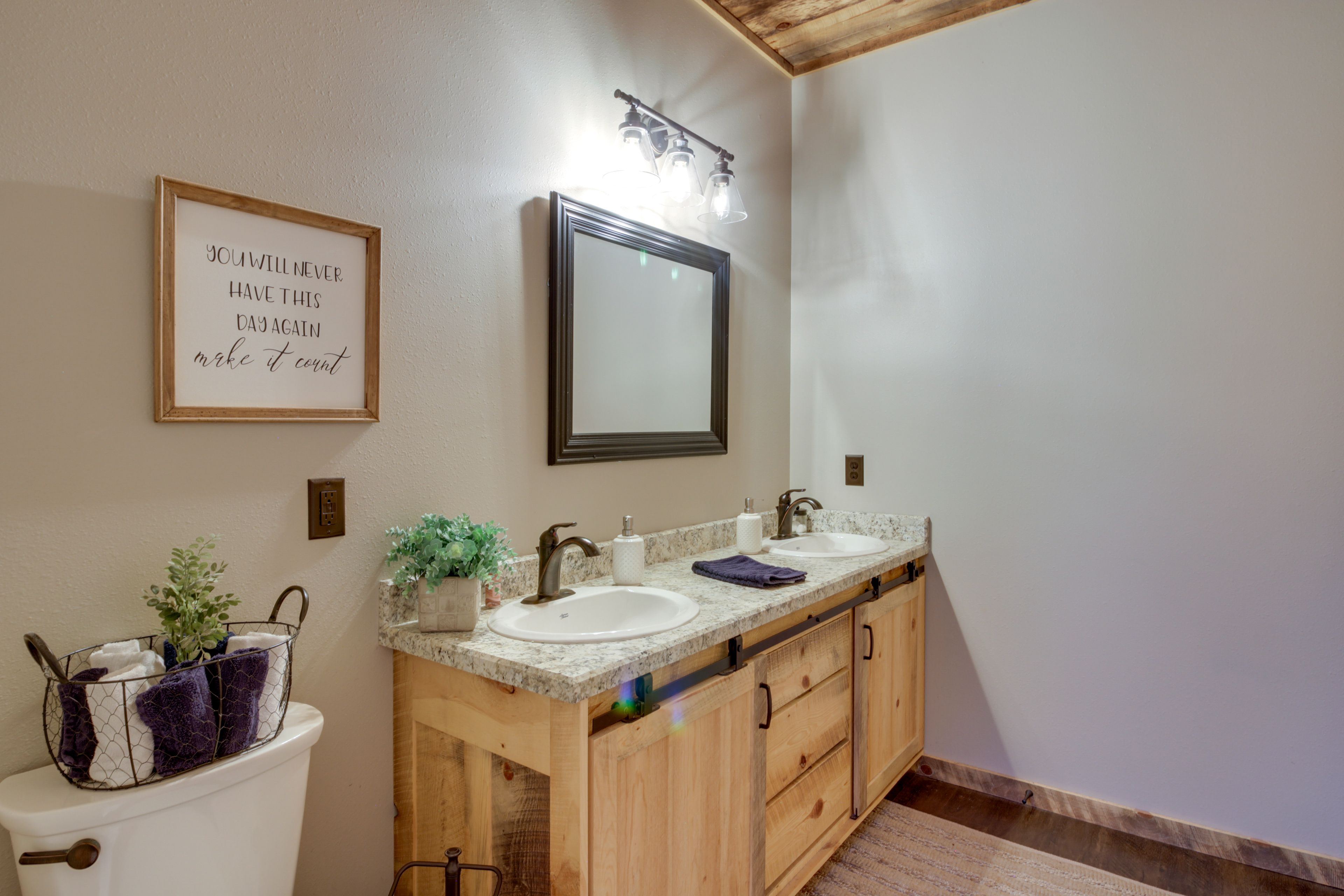 En-Suite Bathroom | Towels & Linens Provided