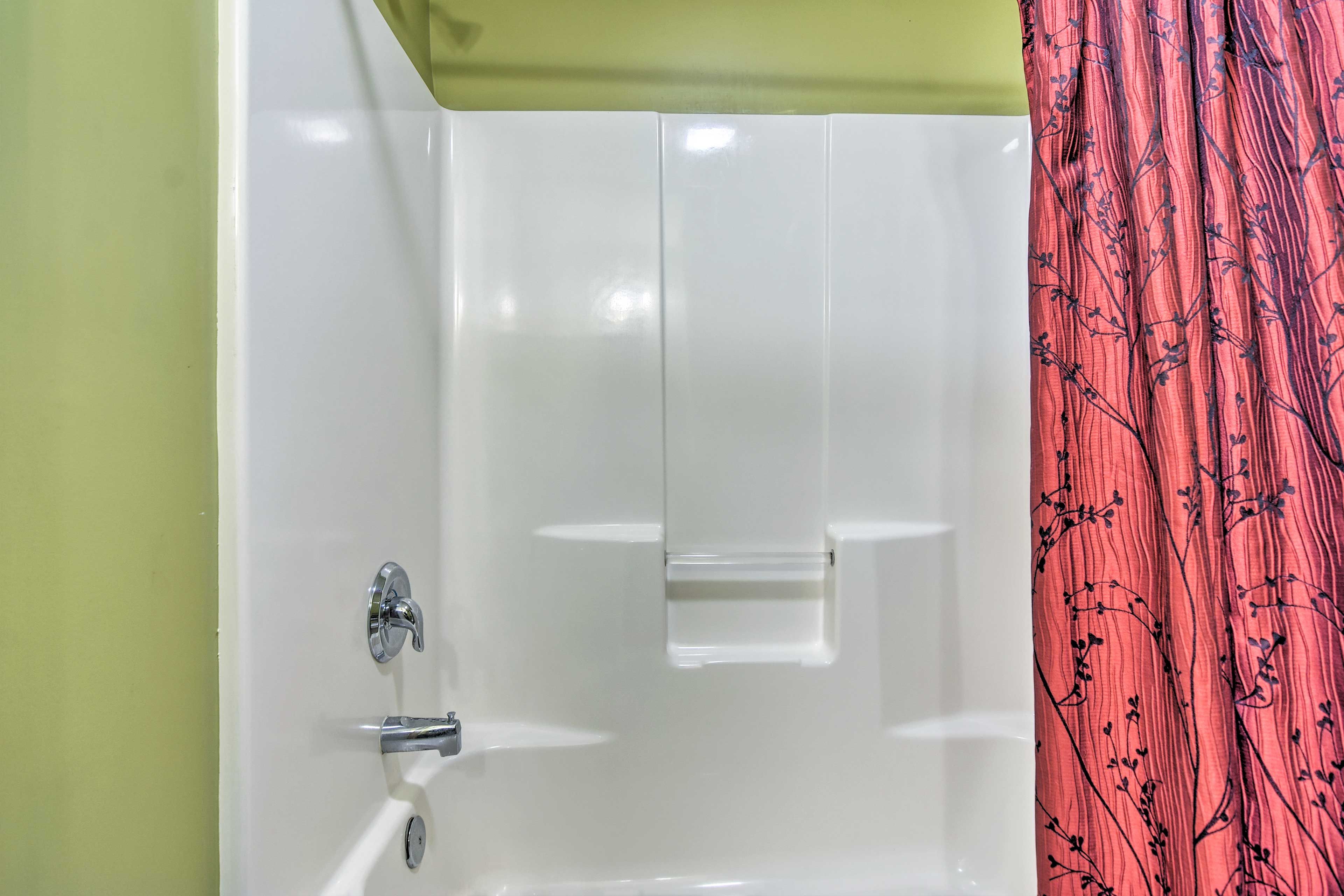 Full Bathroom | Complimentary Toiletries