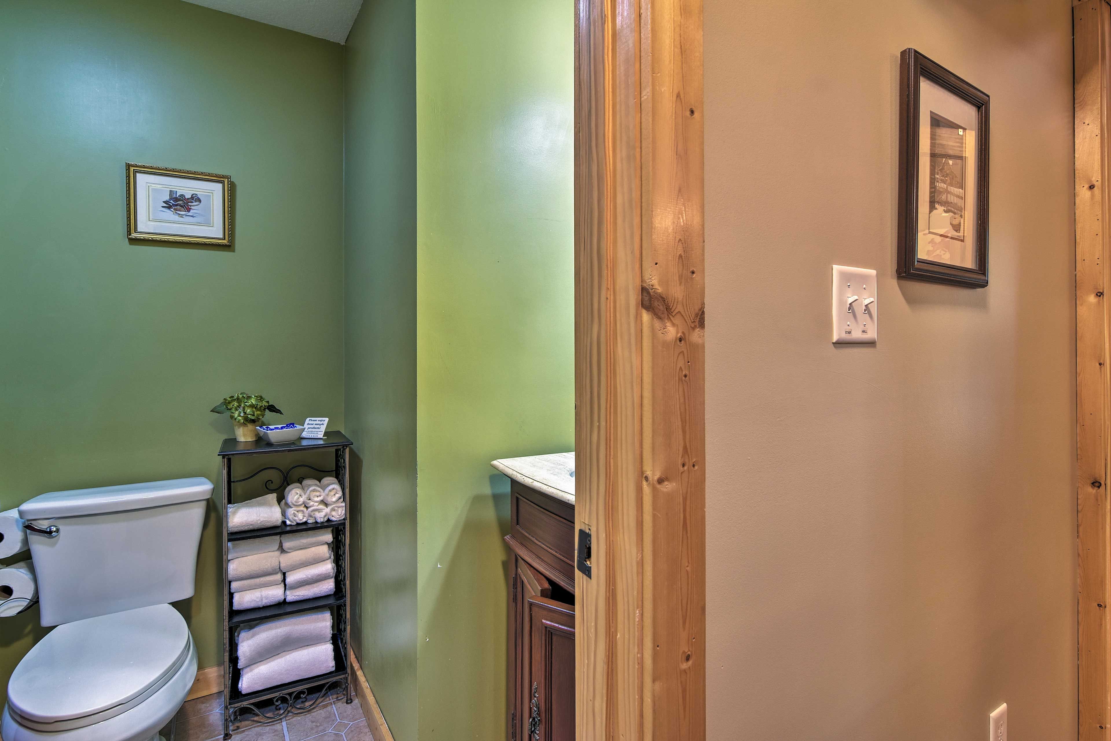 Full Bathroom | Towels Provided