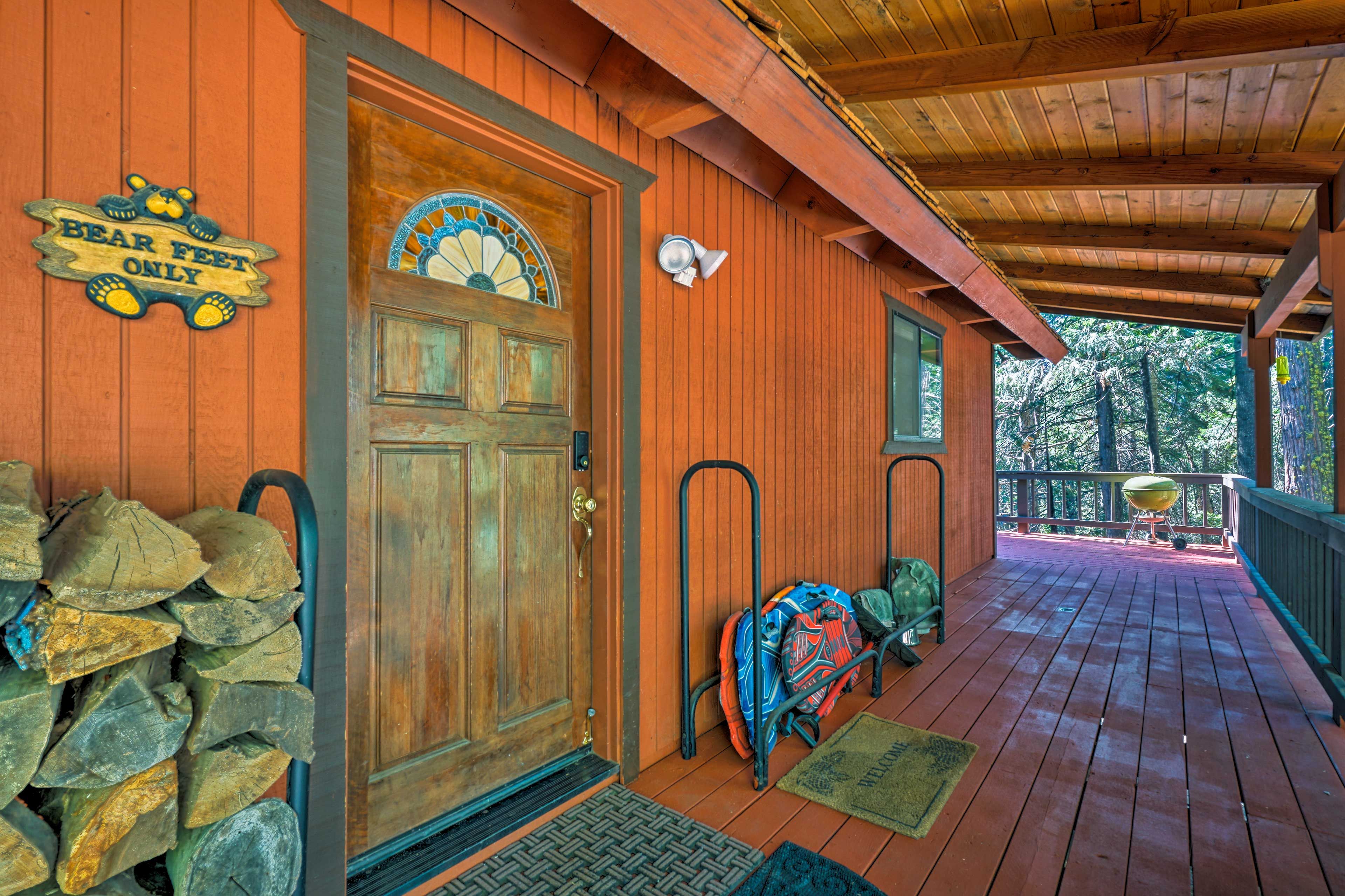 Bear feet only in this adorable mountain chalet!