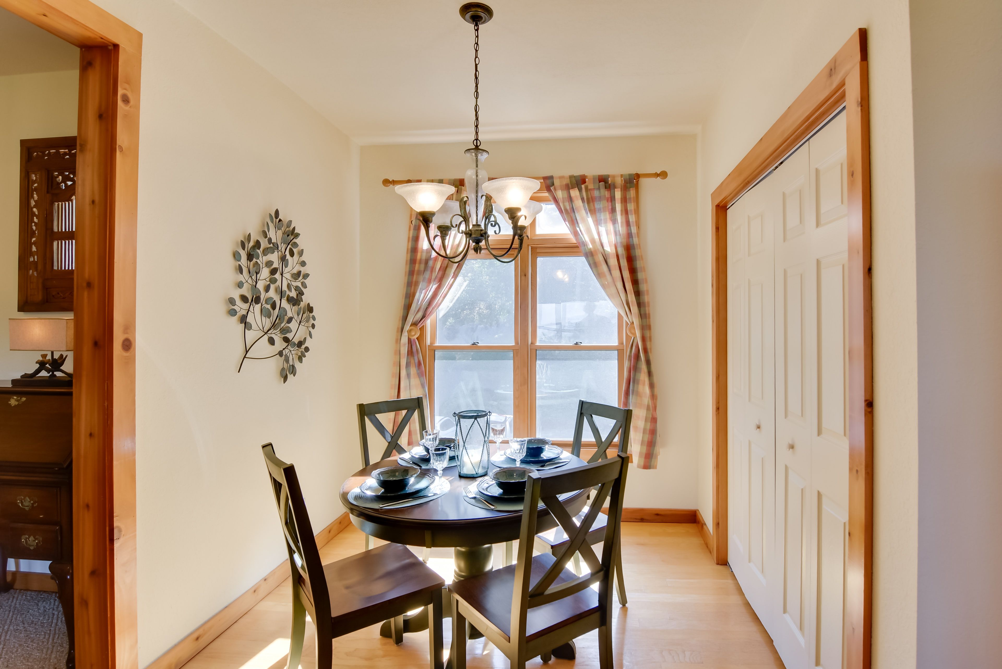 Dining Area | Dishes & Flatware Provided