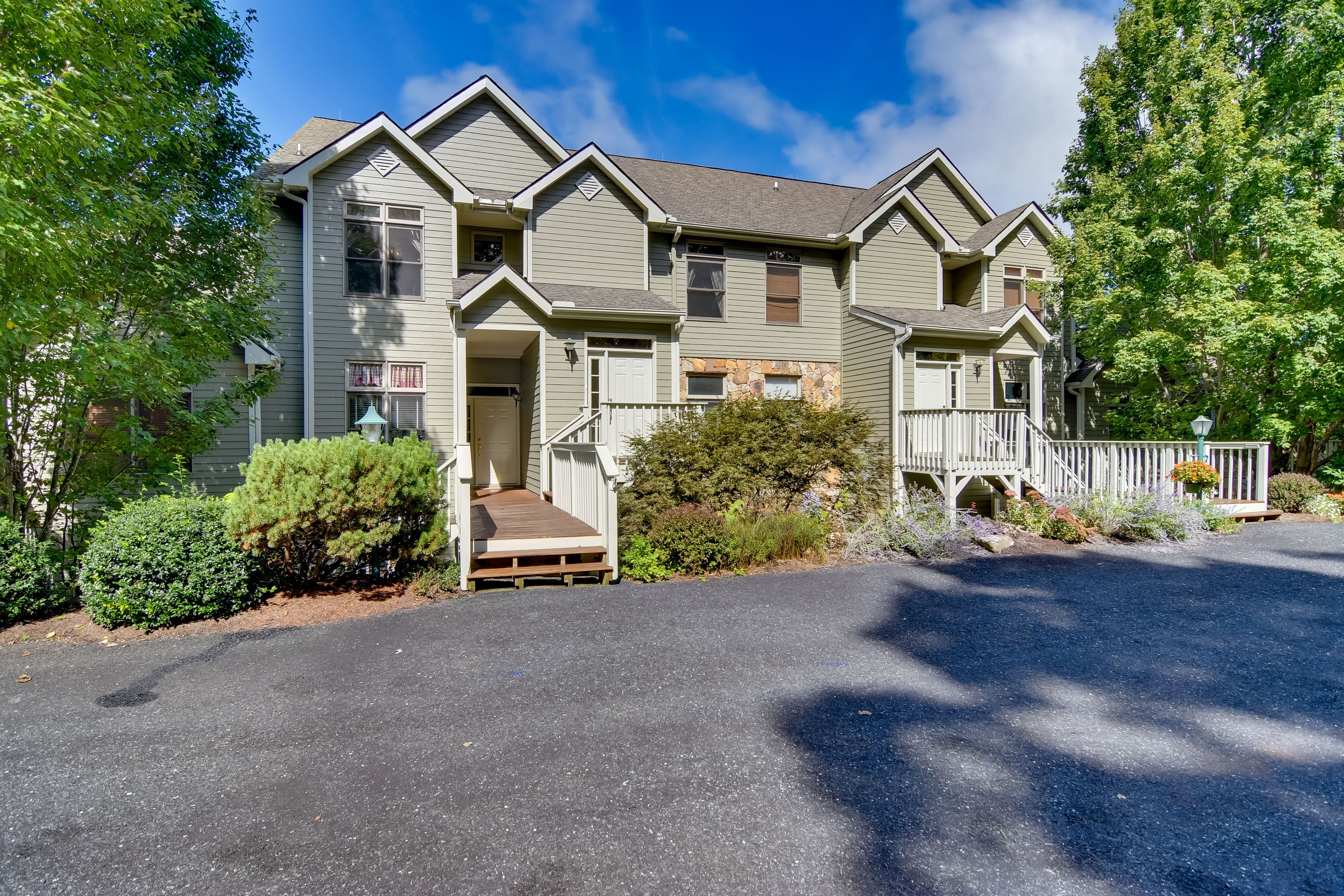 Parking | Community Lot (1 Vehicle)