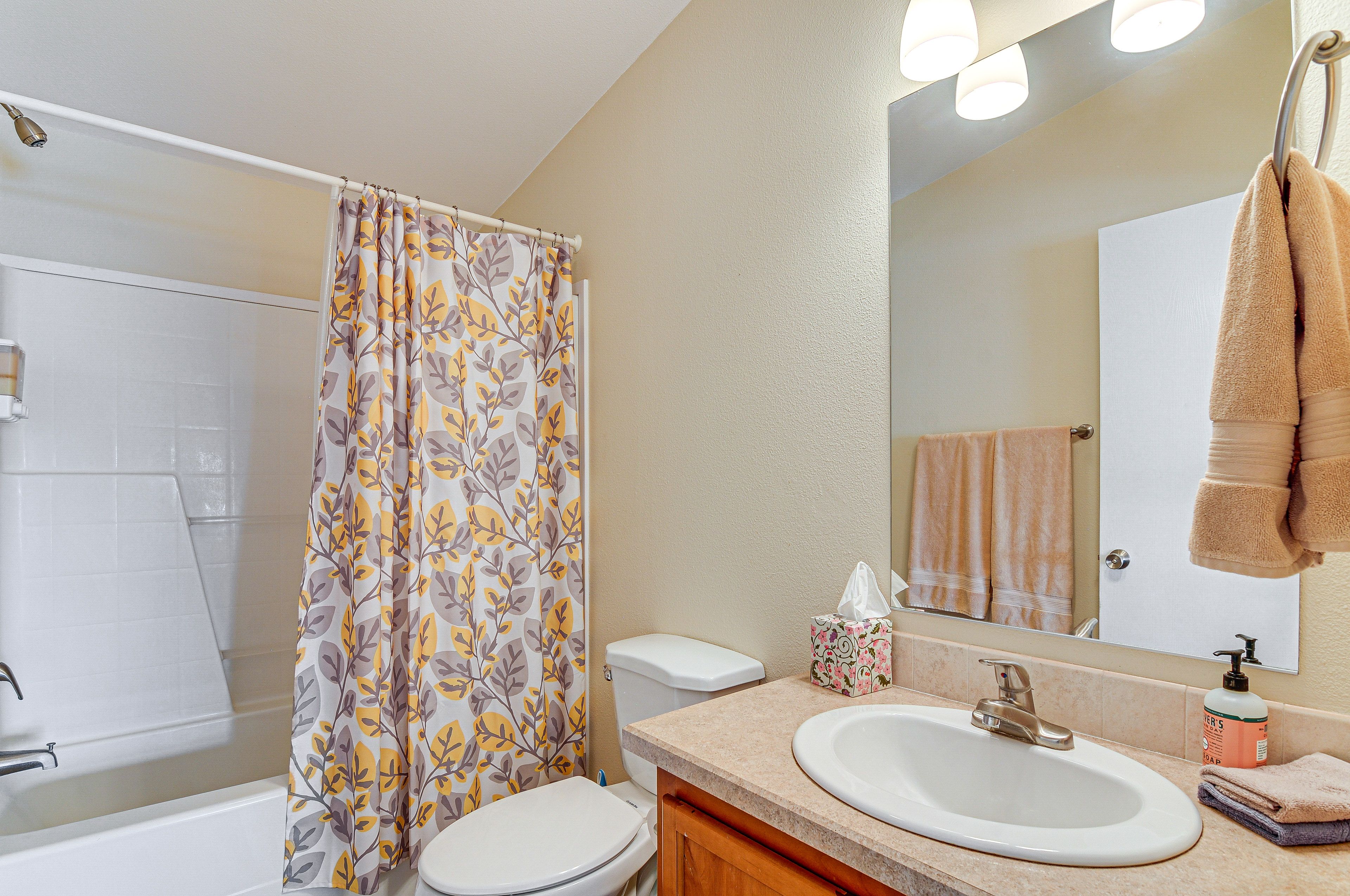 Full Bathroom | Towels Provided | Complimentary Toiletries