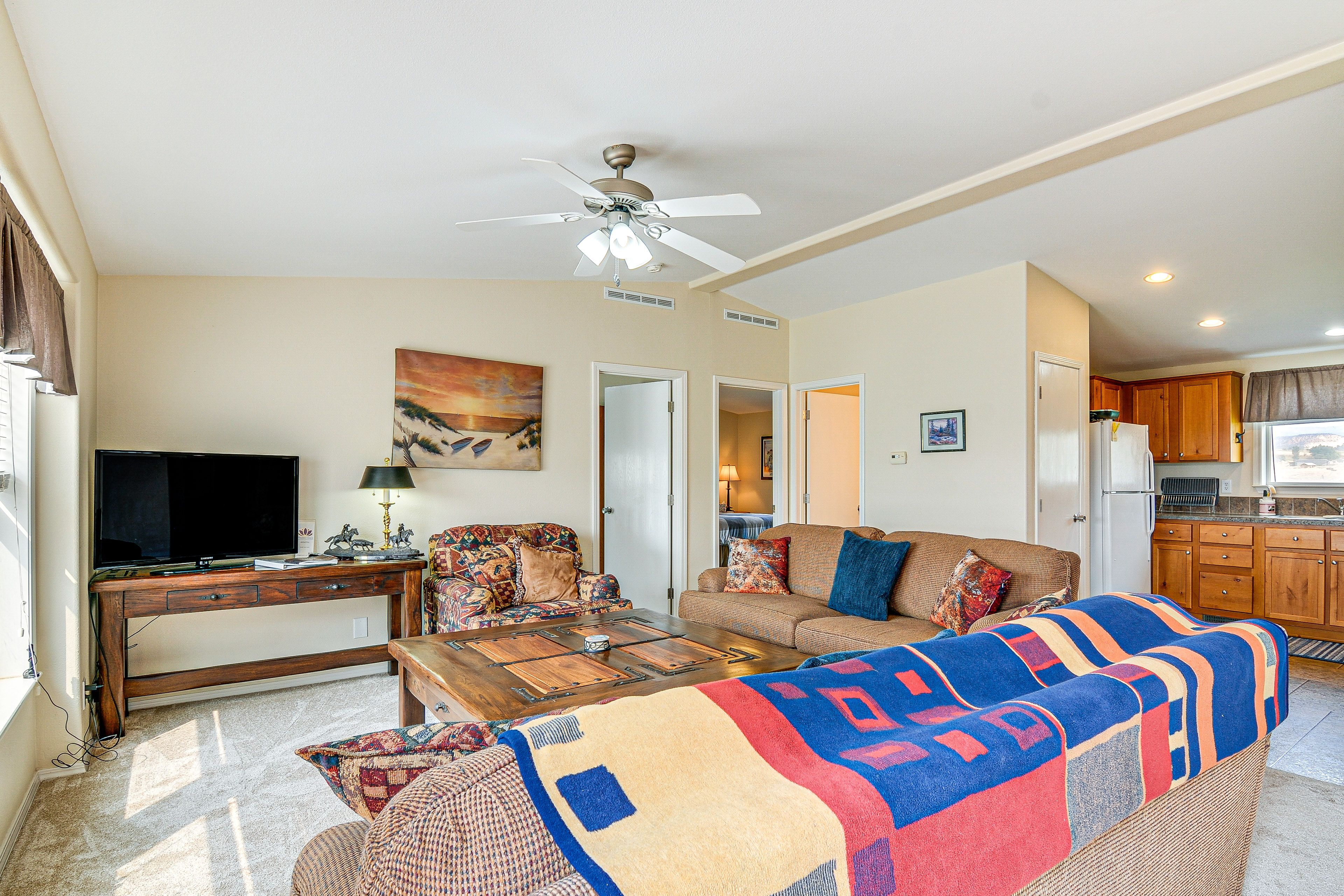 Living Room | Free WiFi | Air Conditioning & Heating