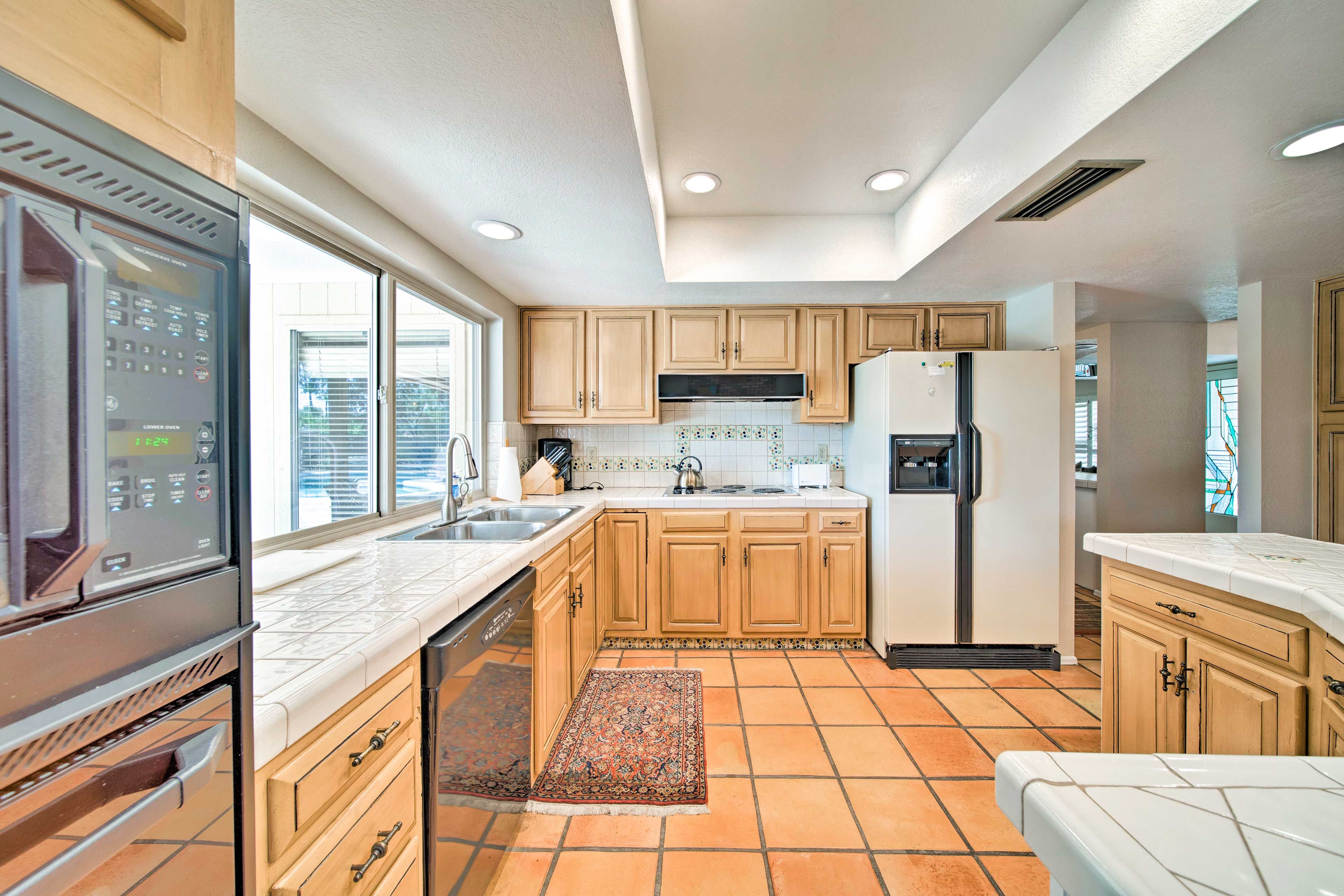 Cooking endeavors await in the fully equipped kitchen!