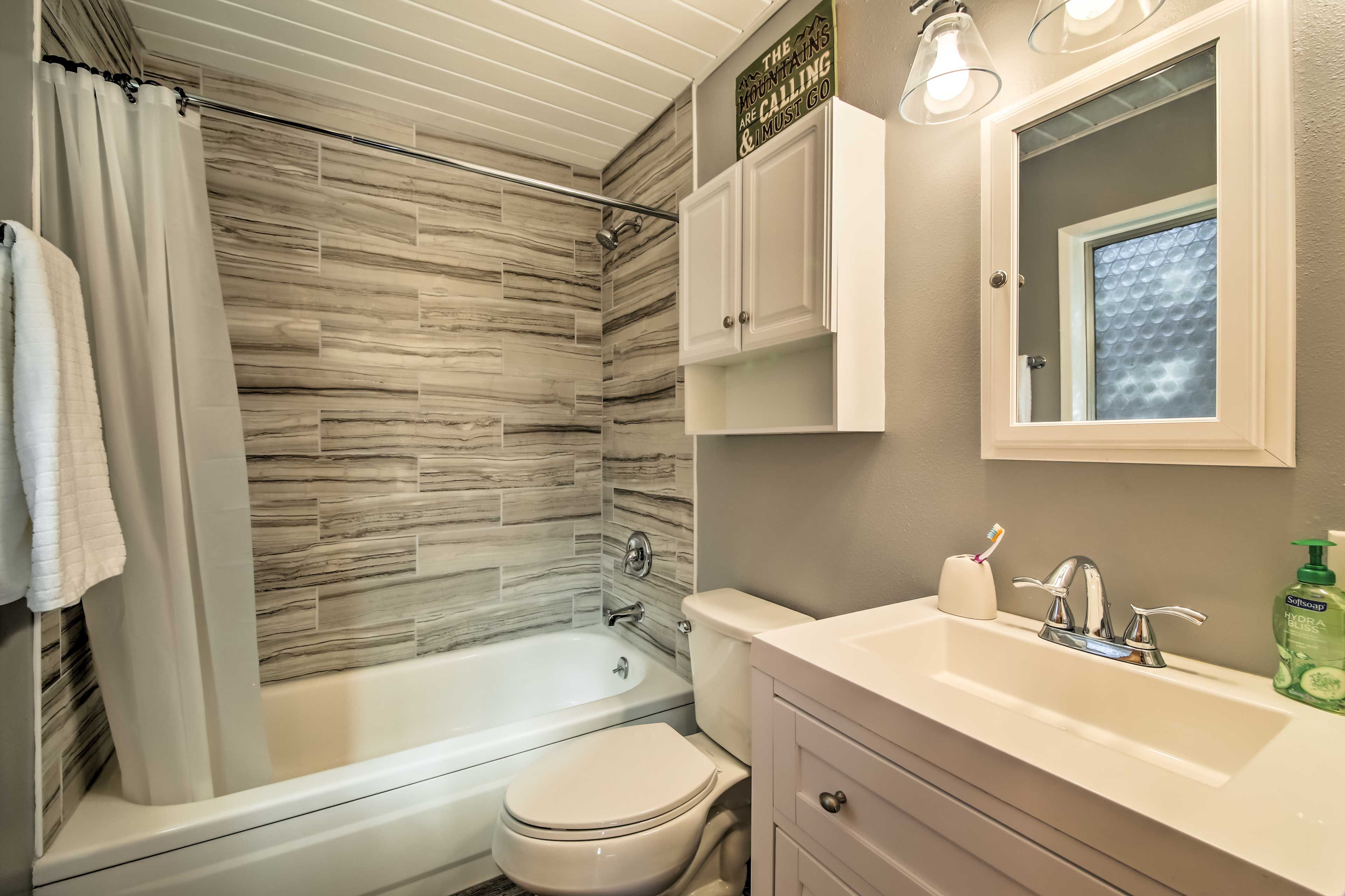 Full Bathroom | Towels Provided