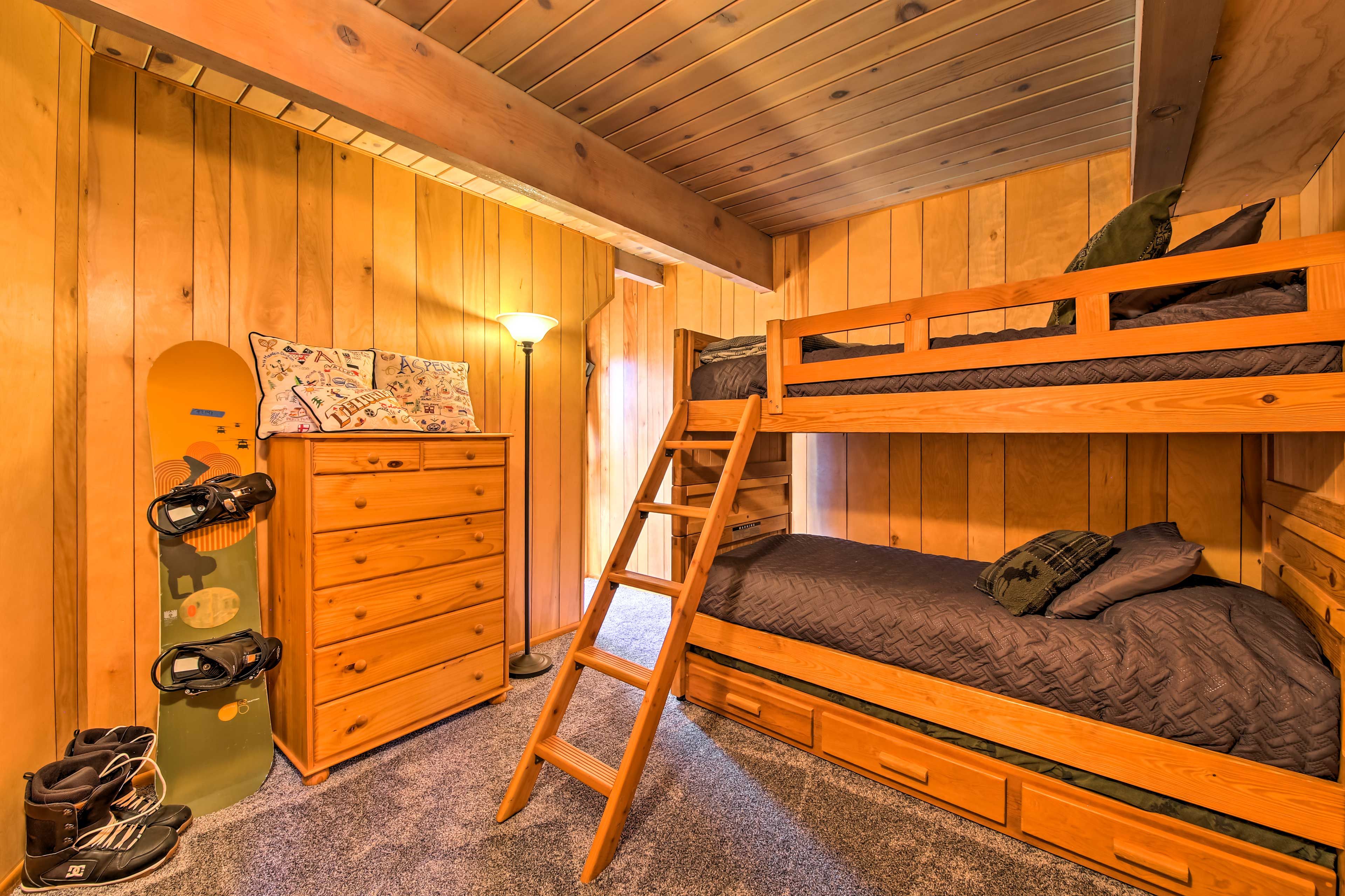 Bedroom 2 | Twin Bunk Bed | Twin Trundle