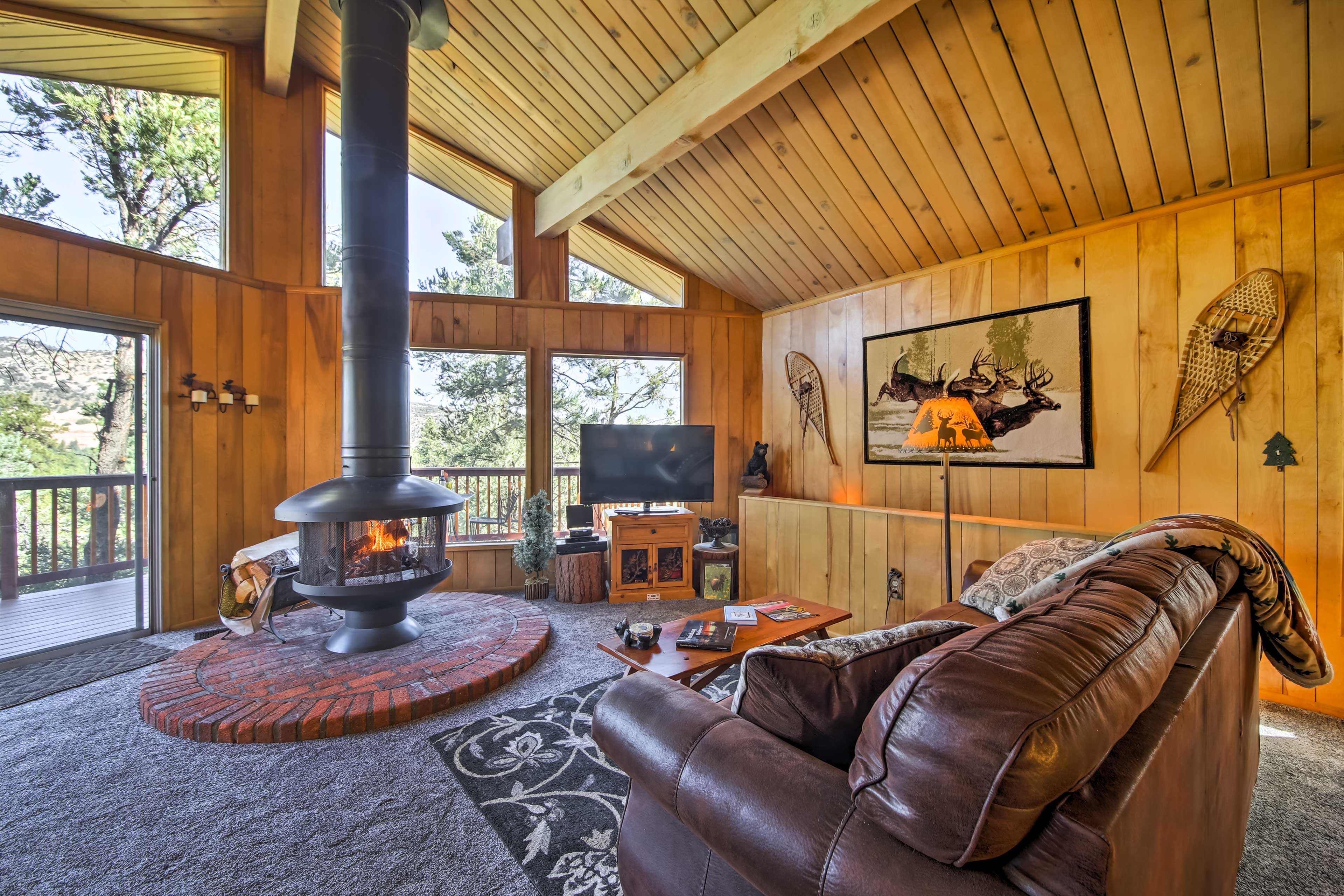 Living Room | Free WiFi | Wood Burning Fireplace