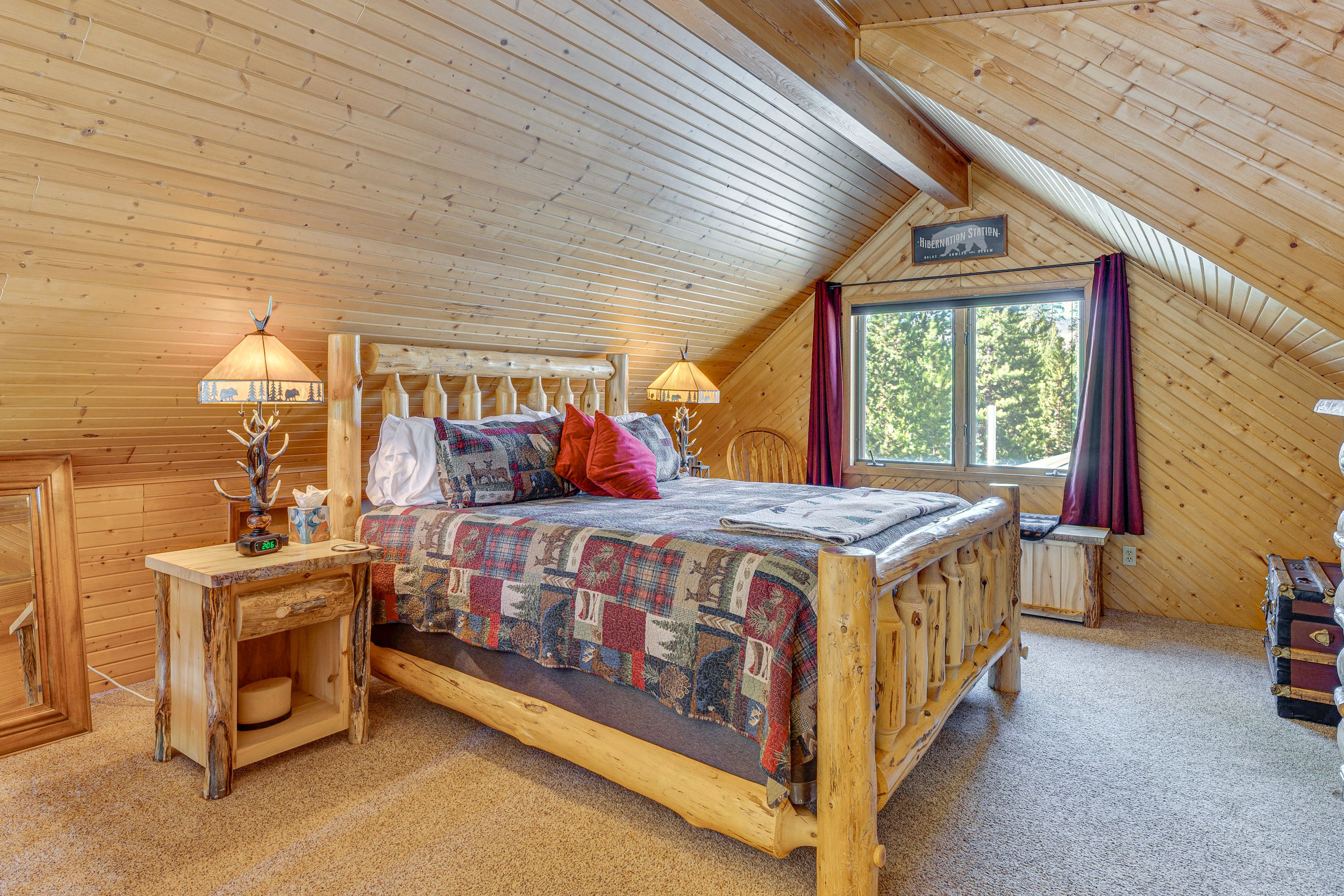 Bedroom 1 (Loft) | King Bed | En-Suite Bathroom