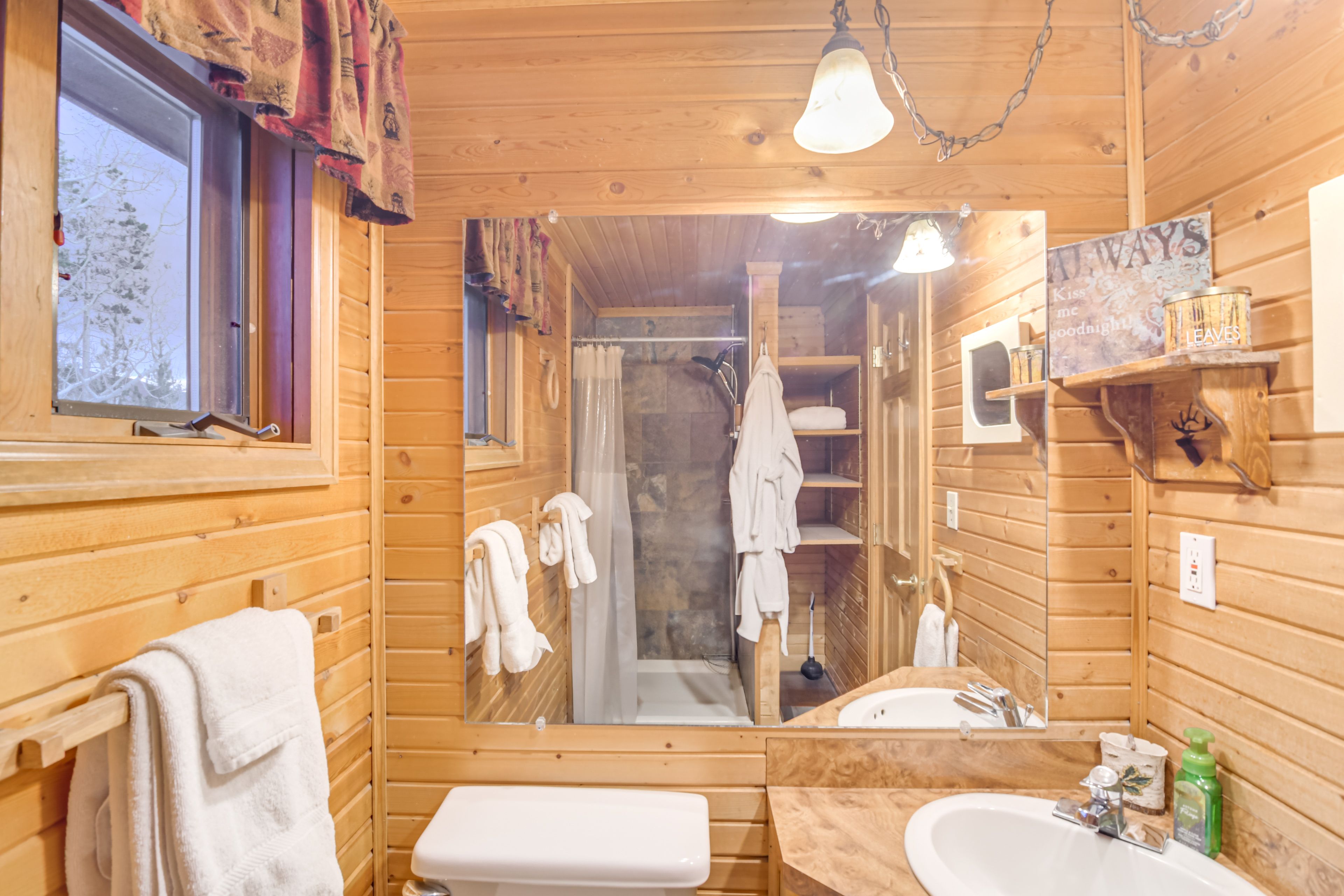 En-Suite Bathroom | 2nd Floor | Towels & Linens Provided