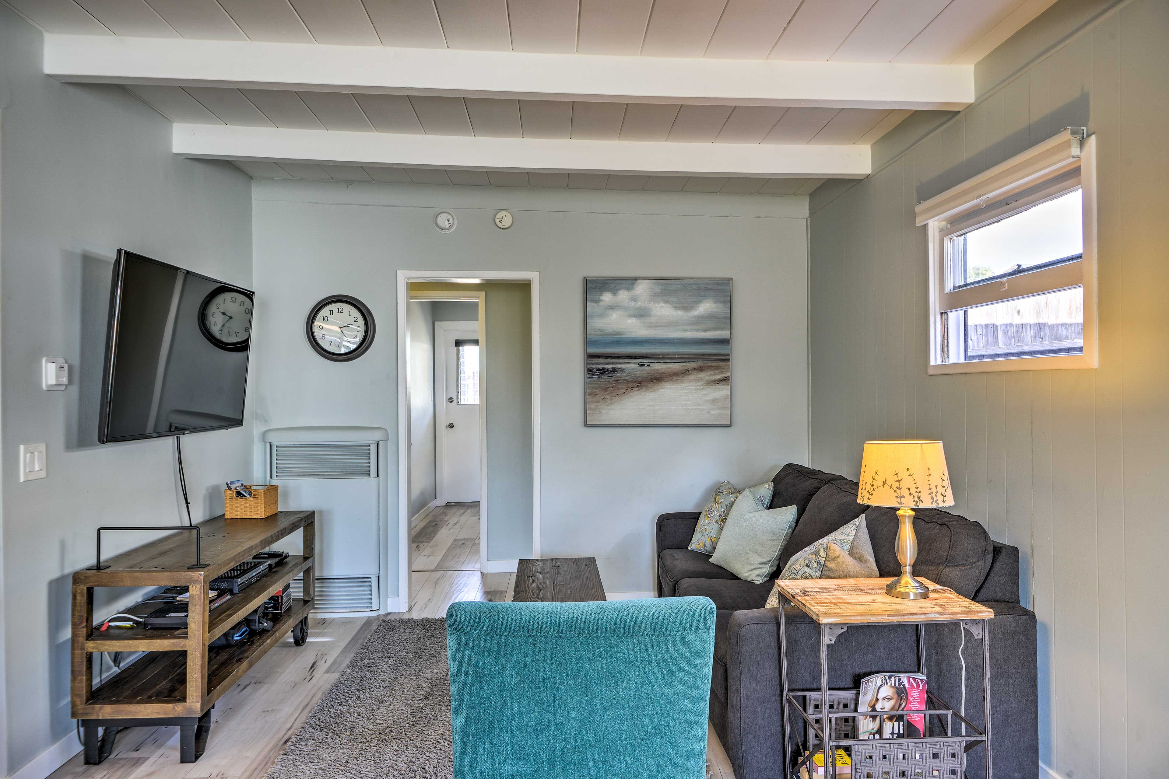 Living Room | Free WiFi | Smart TV | Queen Sleeper Sofa