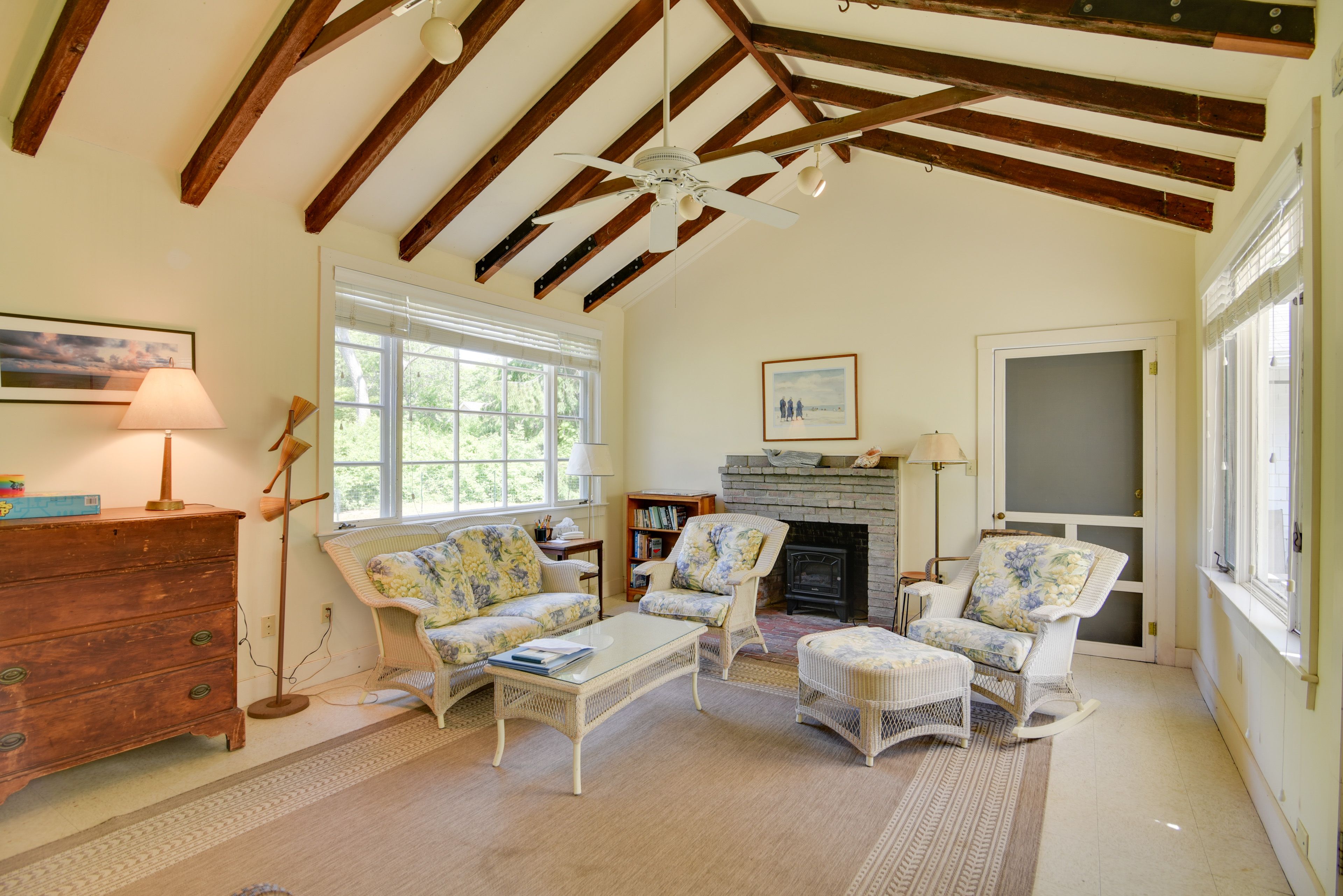Living Room | Fireplace | Free WiFi