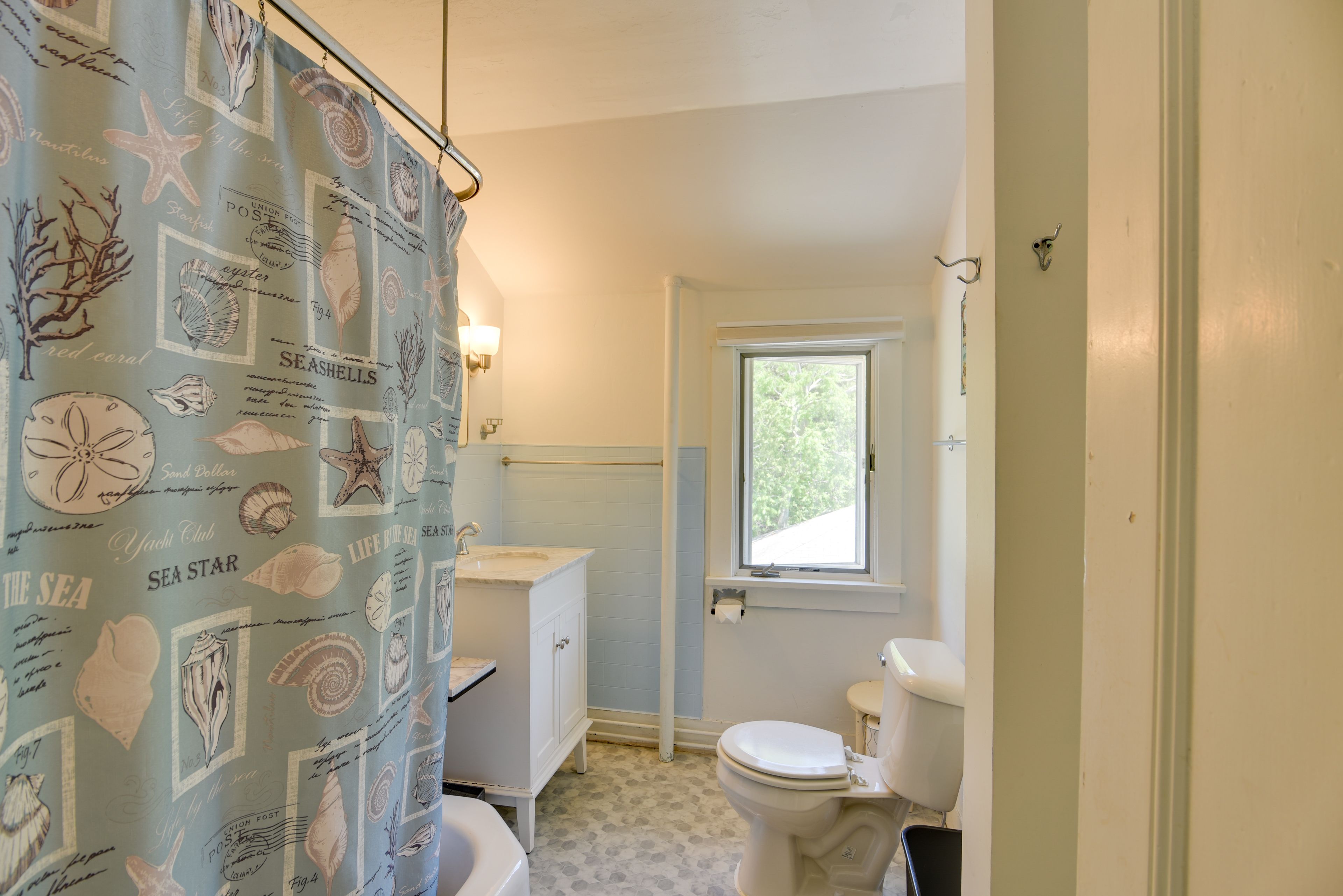 Full Bathroom | Complimentary Toiletries | 2nd Floor