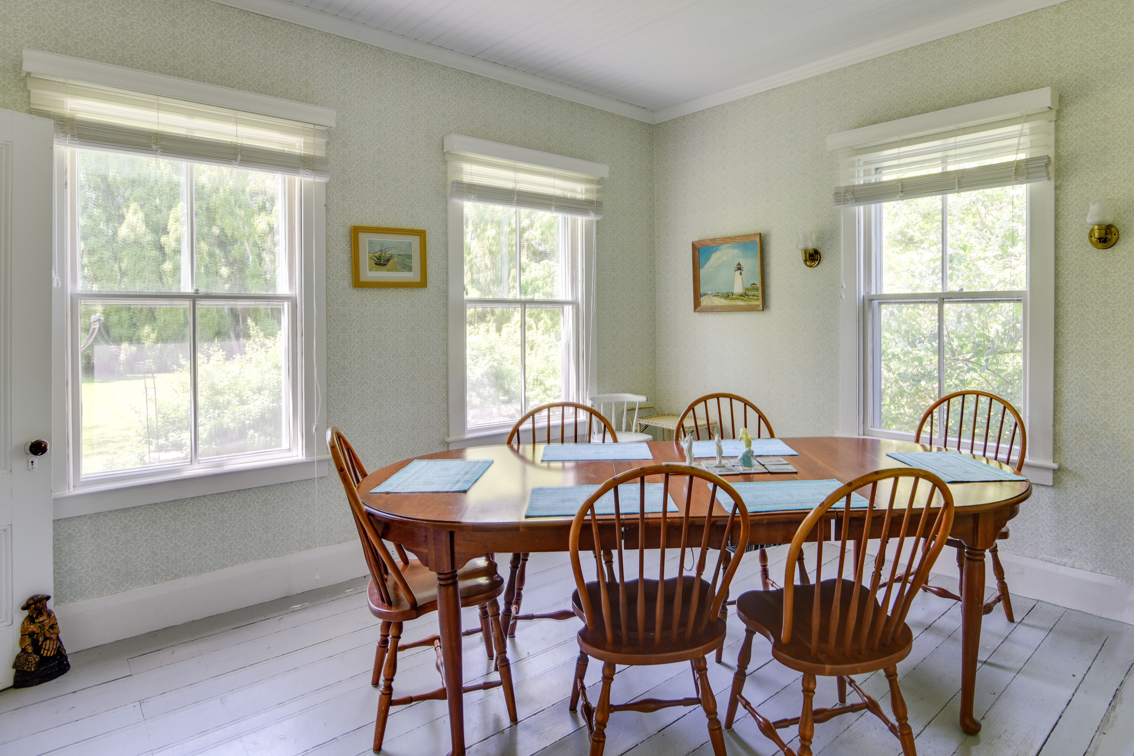 Dining Area | Dishes & Flatware Provided