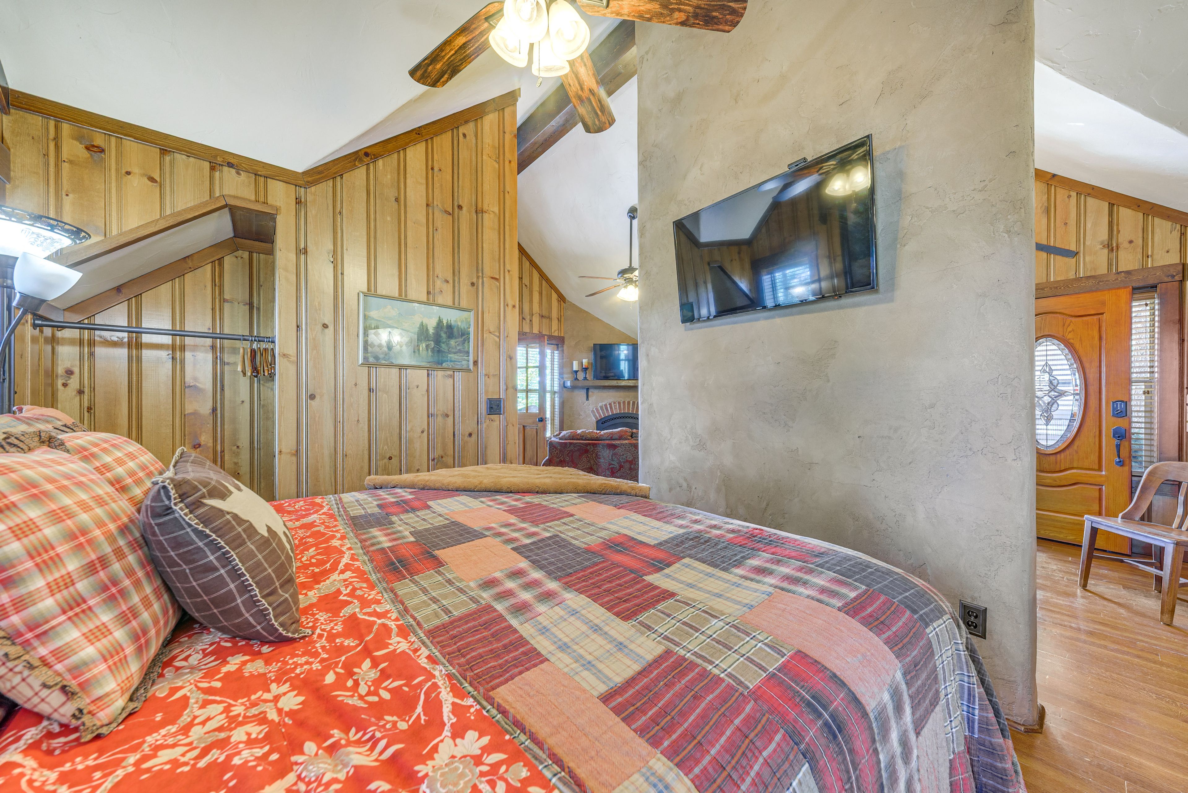 Sleeping Area | King Bed