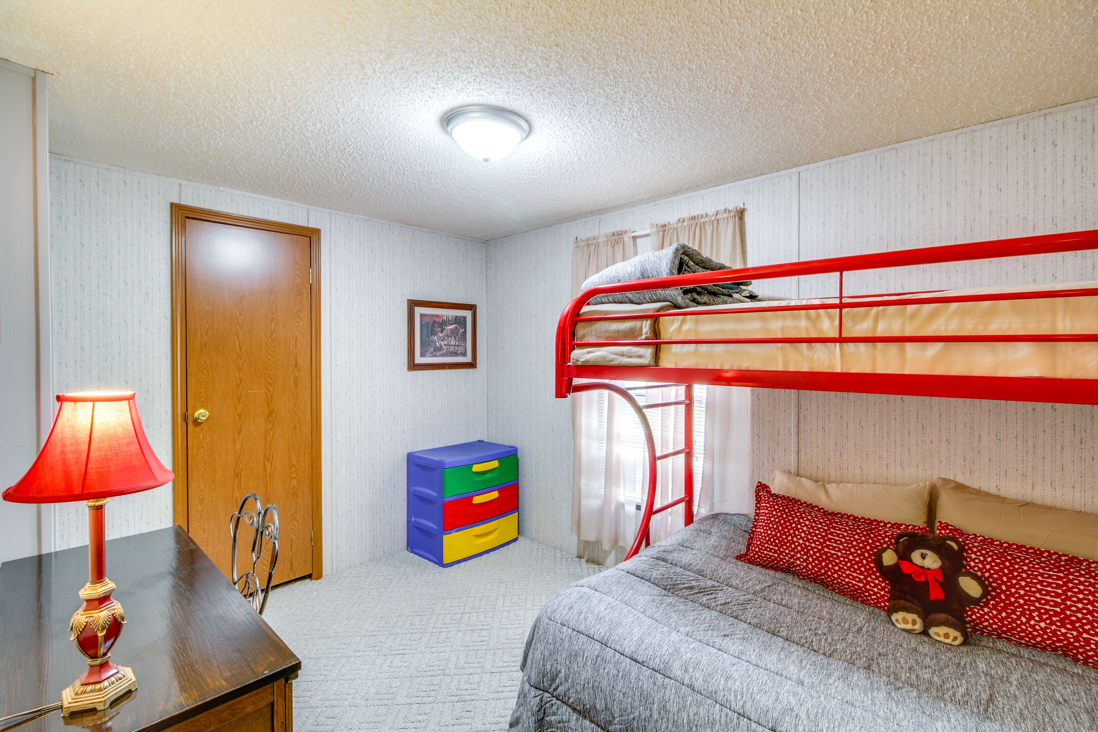 Bedroom 3 | Twin/Full Bunk Bed