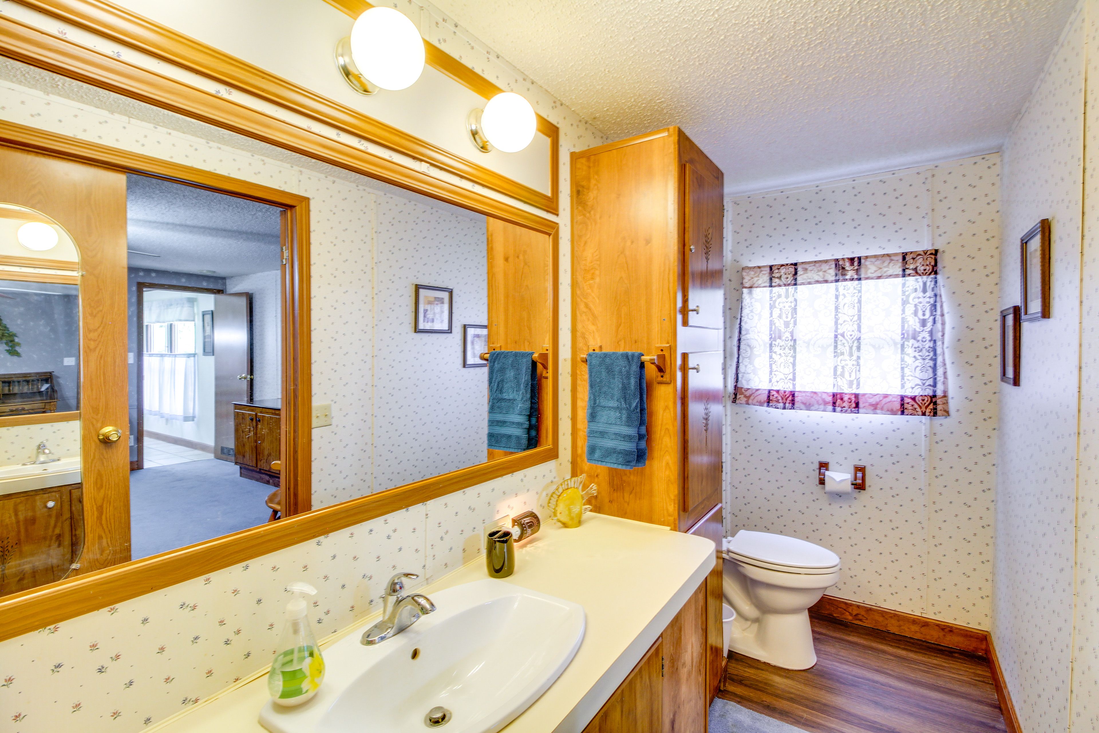 En-Suite Bathroom | Towels & Linens Provided
