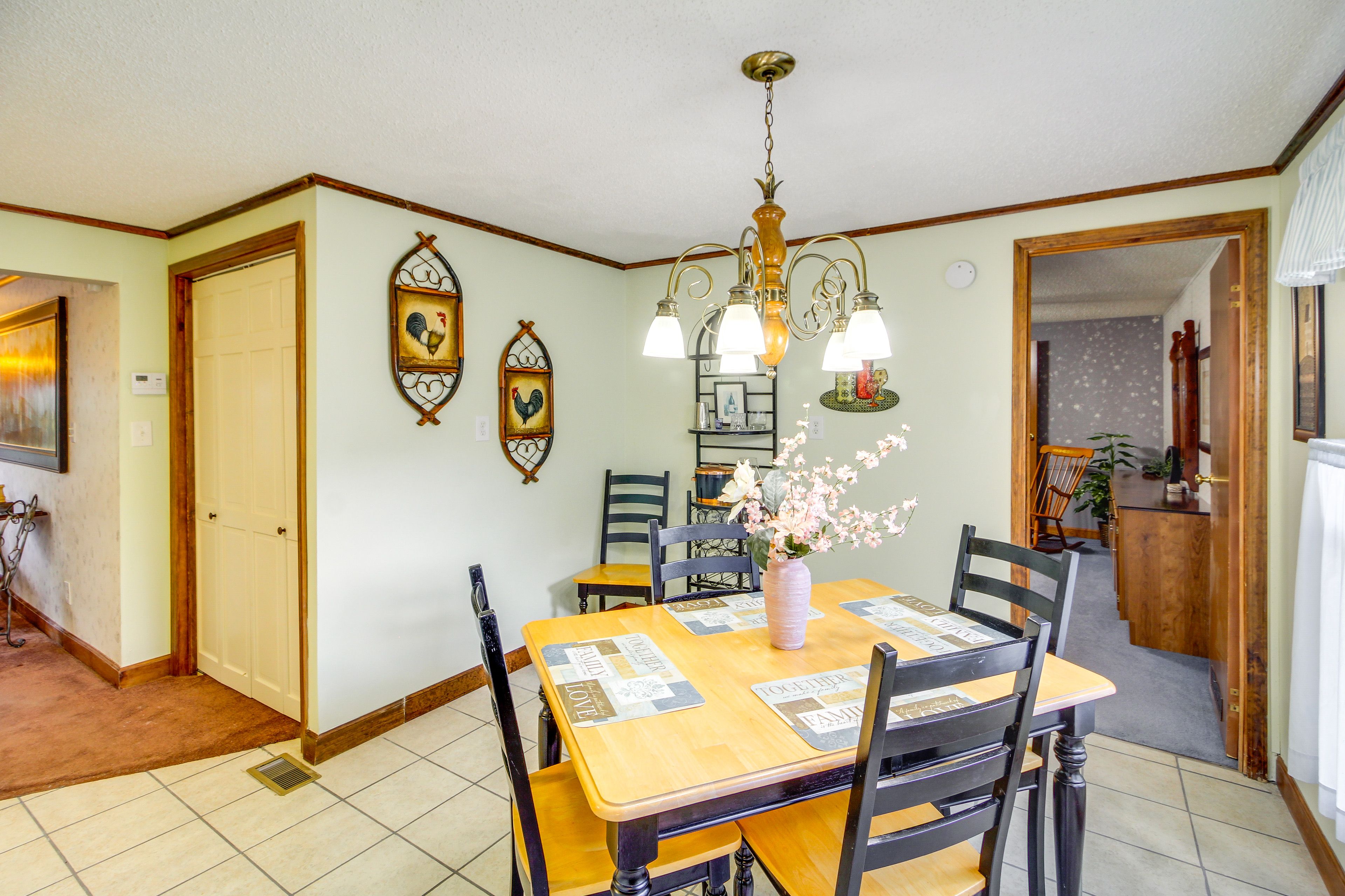 Dining Area | Dishes & Flatware Provided