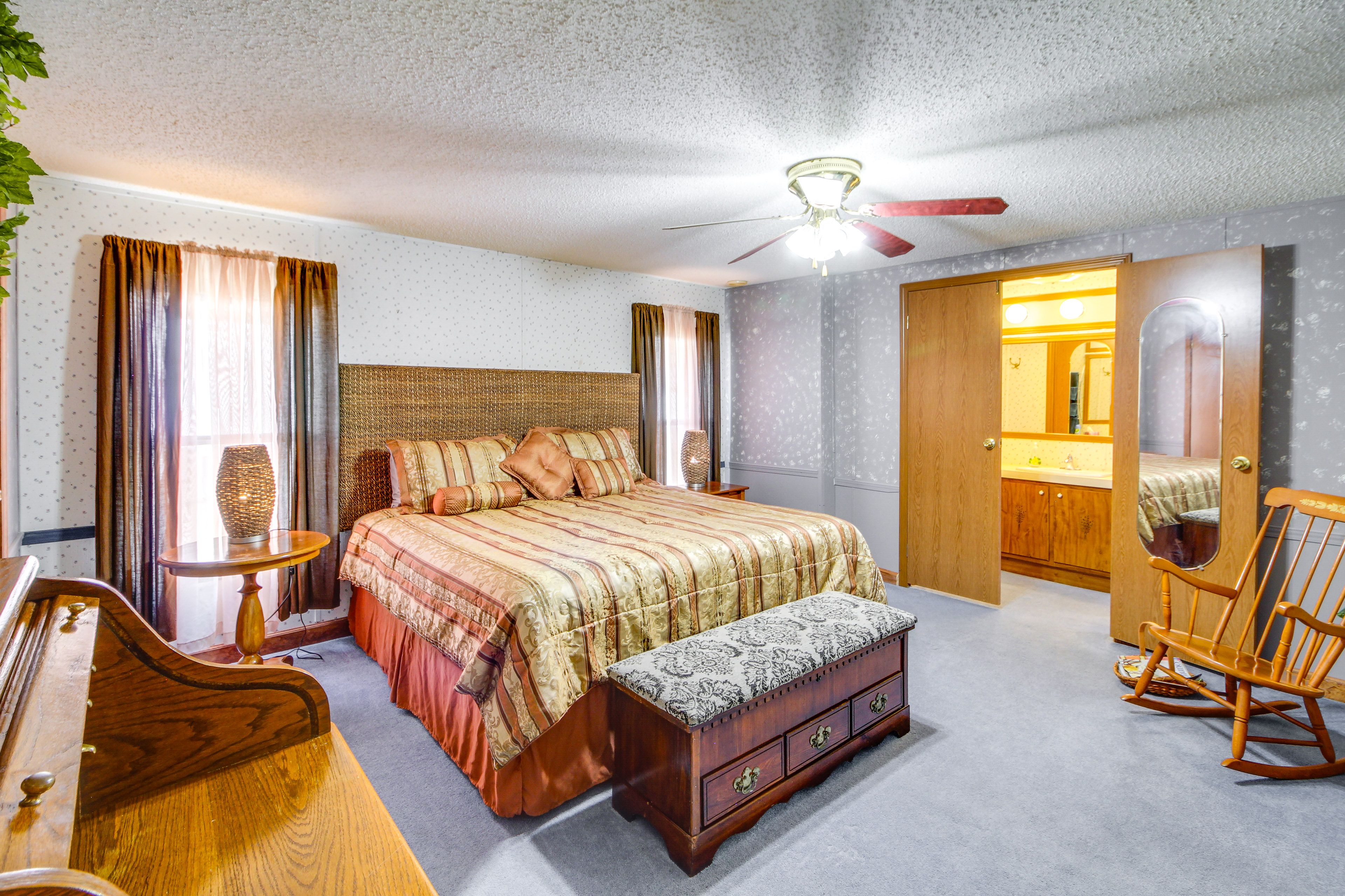 Bedroom 1 | King Bed | En-Suite Bathroom