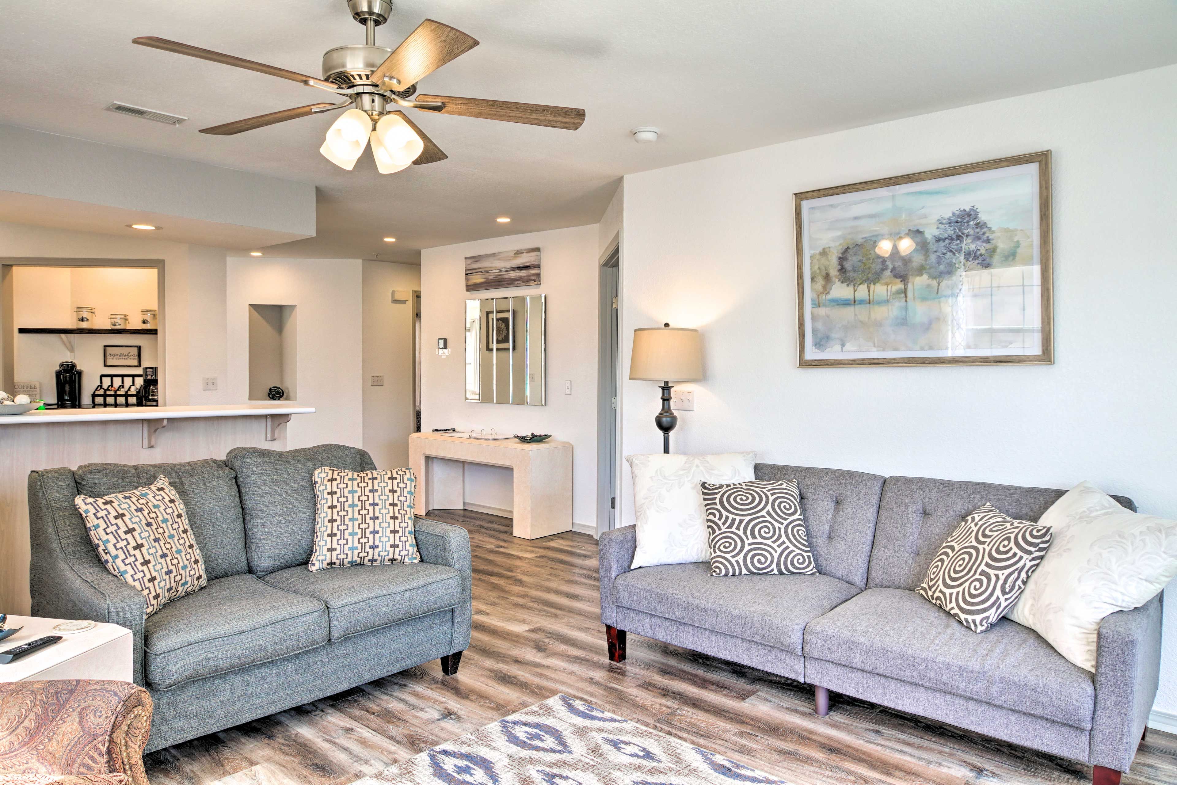 Living Room | TV w/ Netflix & Cable