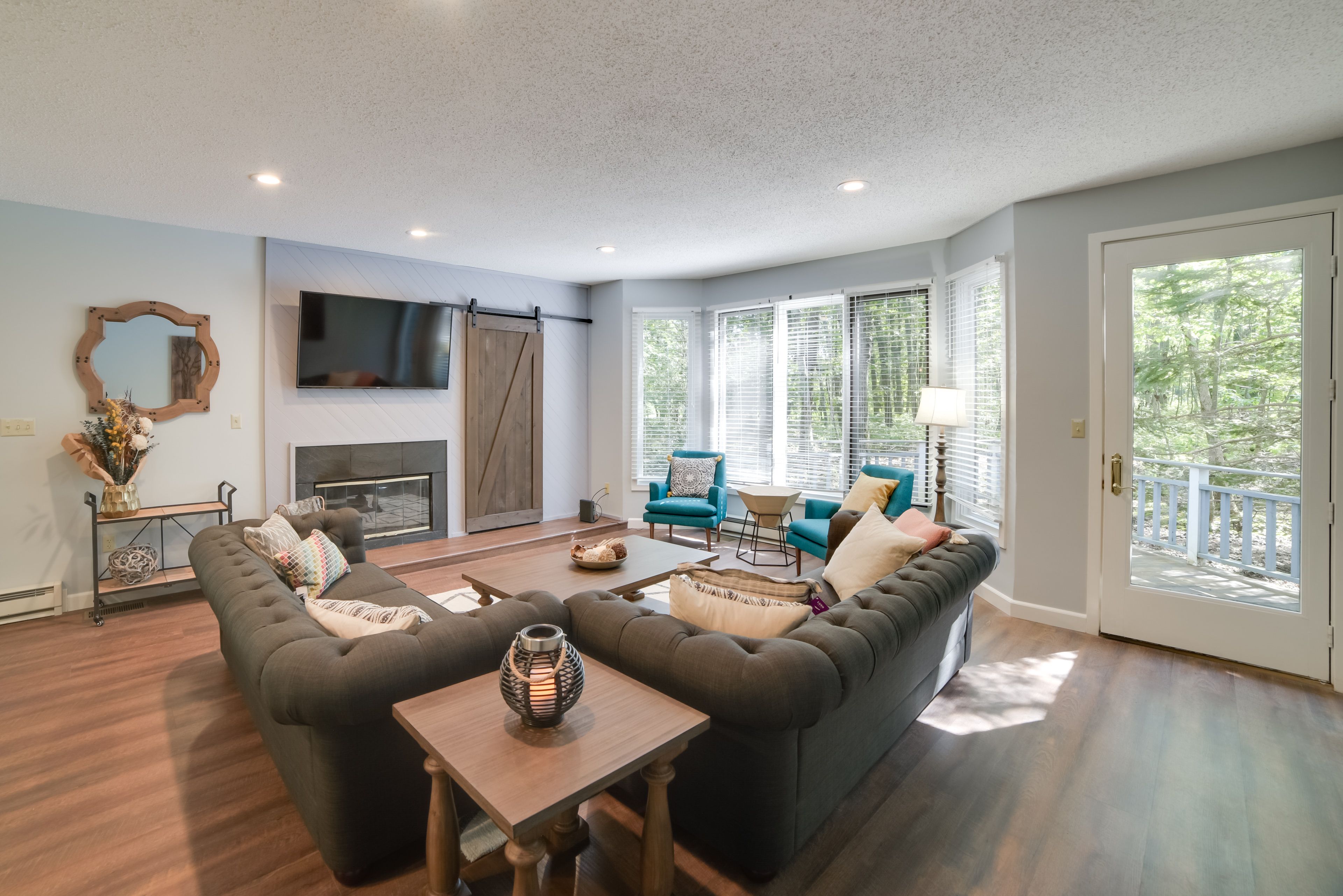 Living Room | Central A/C & Heating | 5 Smart TVs w/ Cable | Gas Fireplace