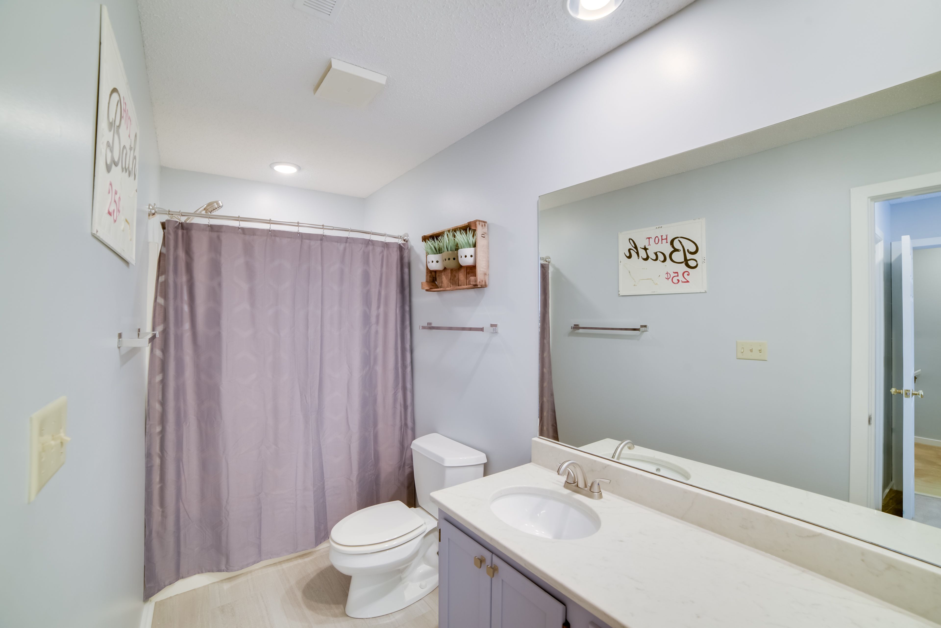 En-Suite Bathroom | Linens & Towels