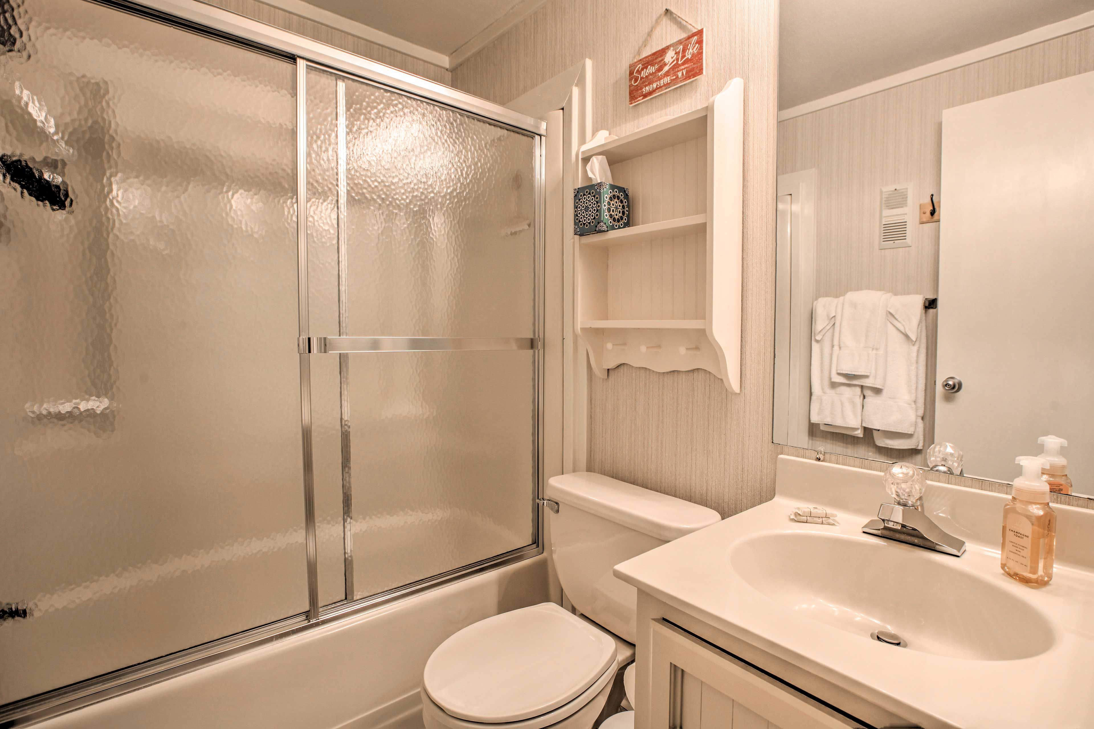 Full Bathroom | Towels Provided | 2nd Floor