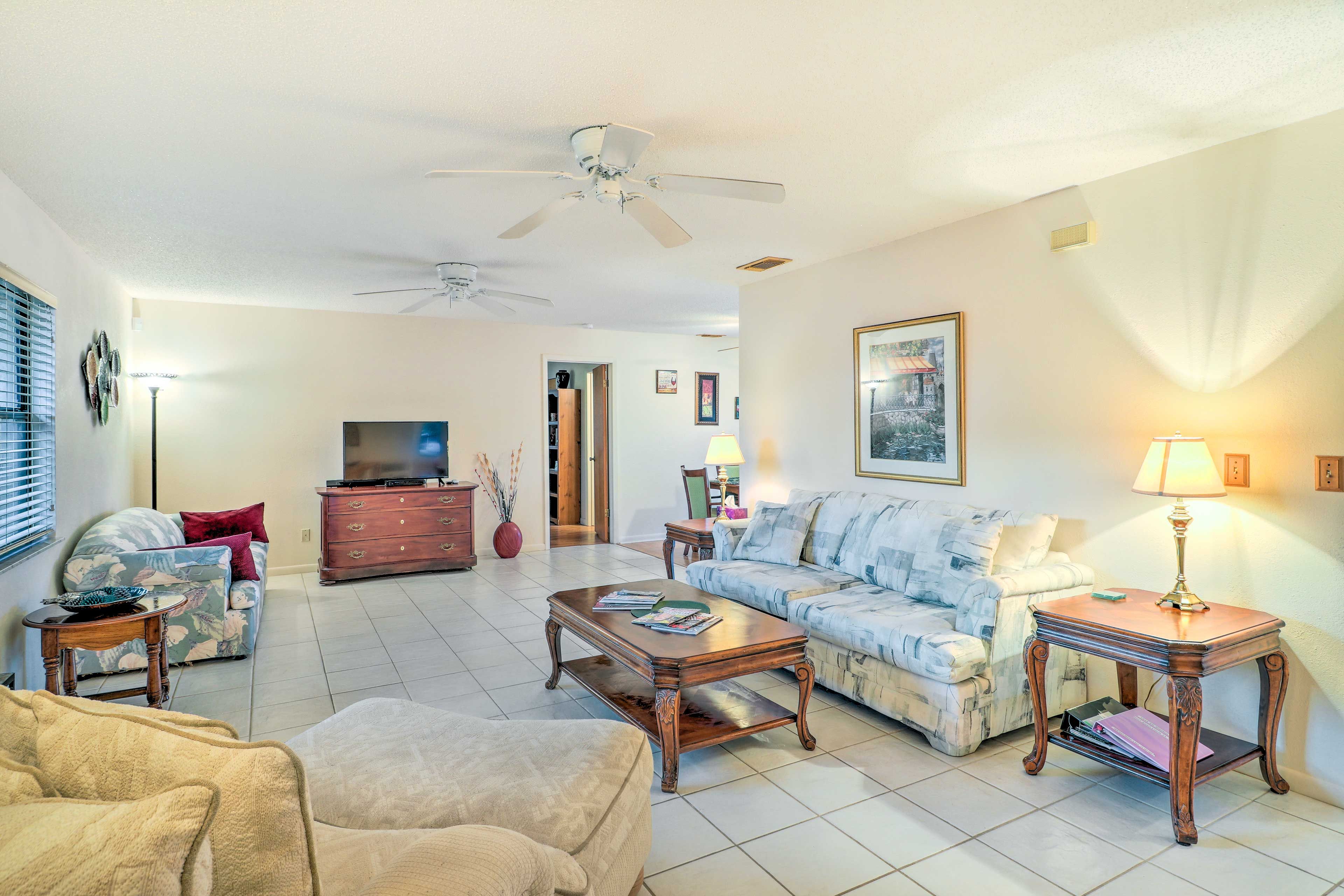 Living Room | Cable TV | Central A/C & Heat | Free WiFi