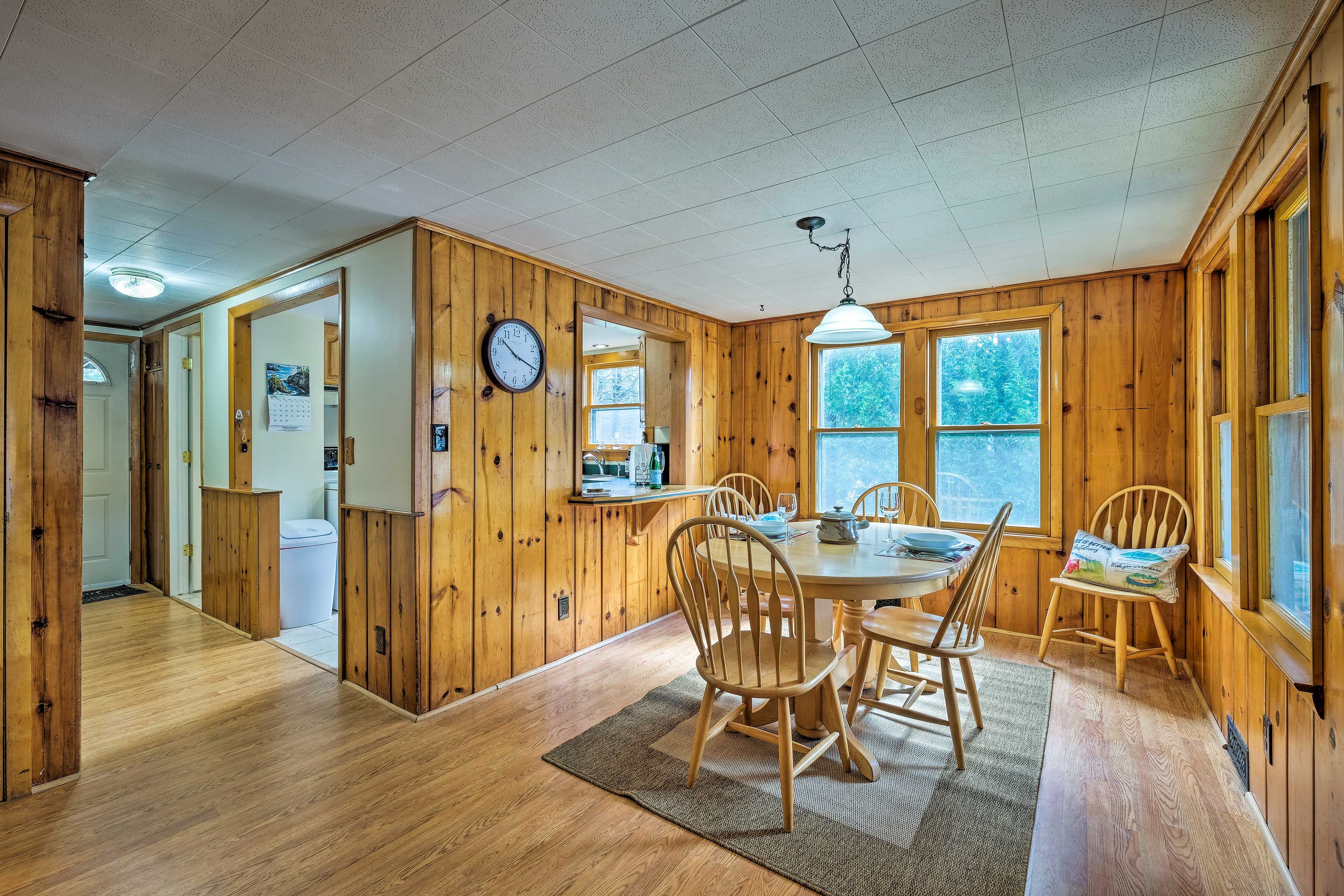 Dining Table | Dishware Provided