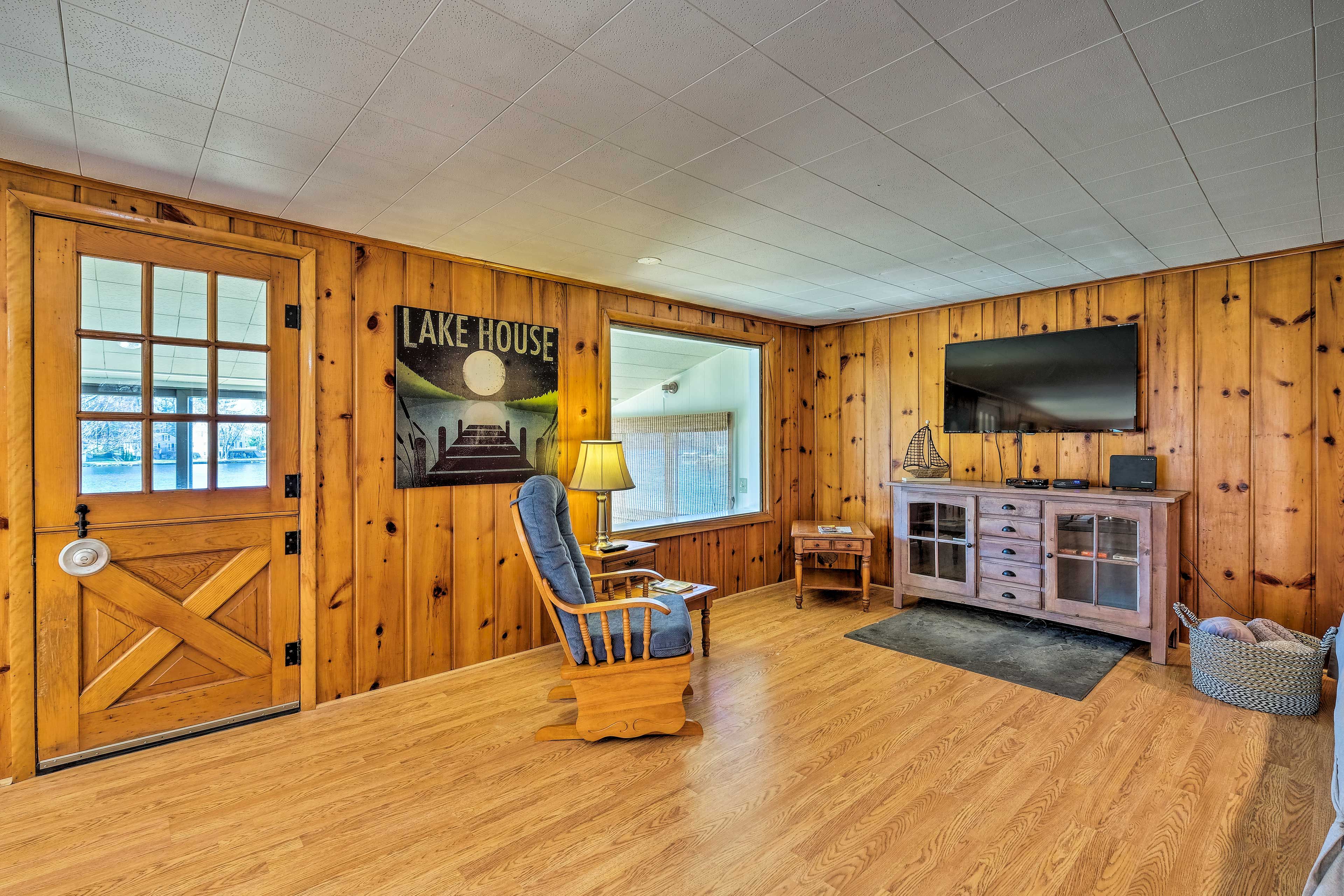 Living Room | Free WiFi | Flat-Screen TV w/ Cable