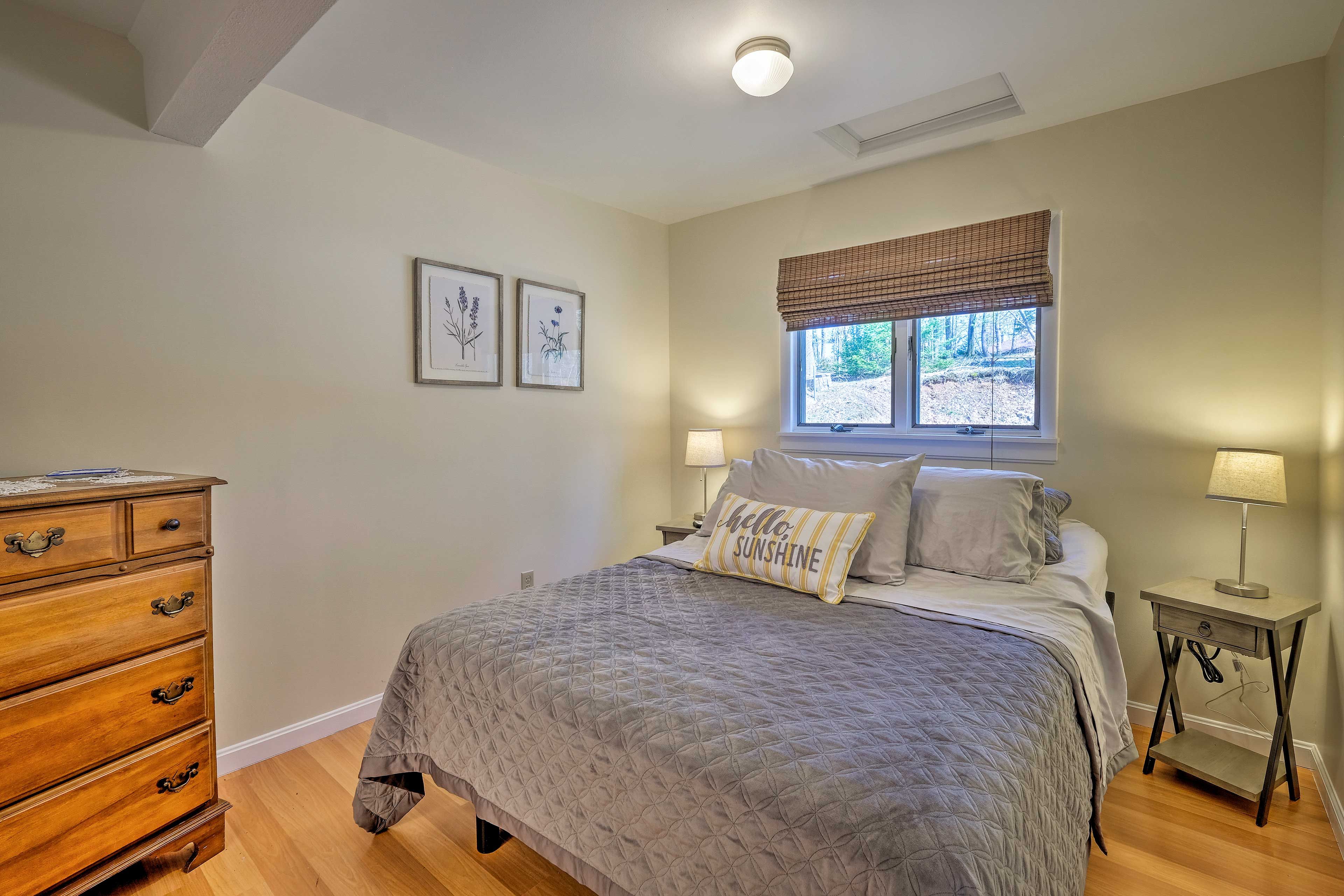 Bedroom 1 | Queen Bed