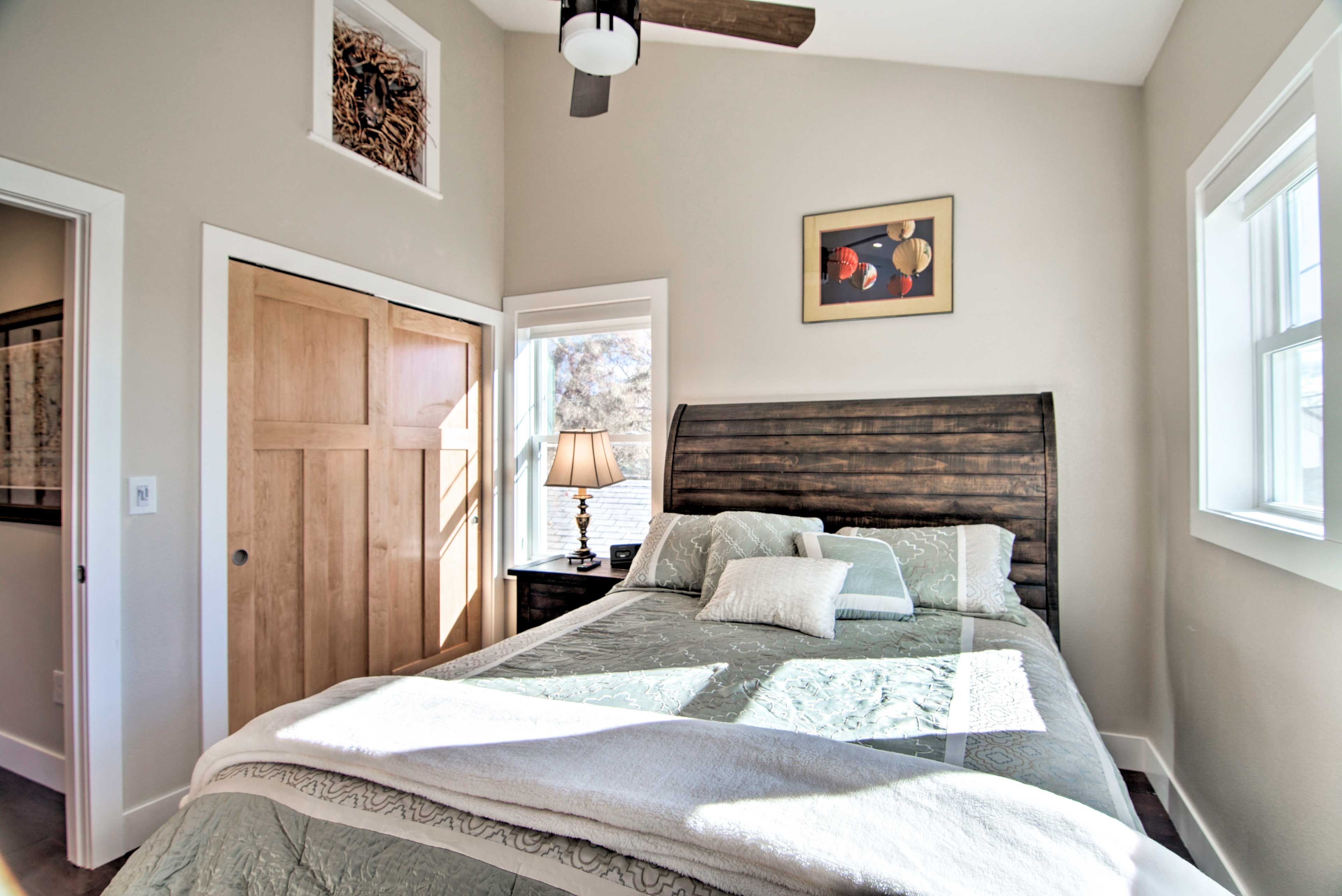 Bedroom | Queen Bed | Smart TV | Linens Provided